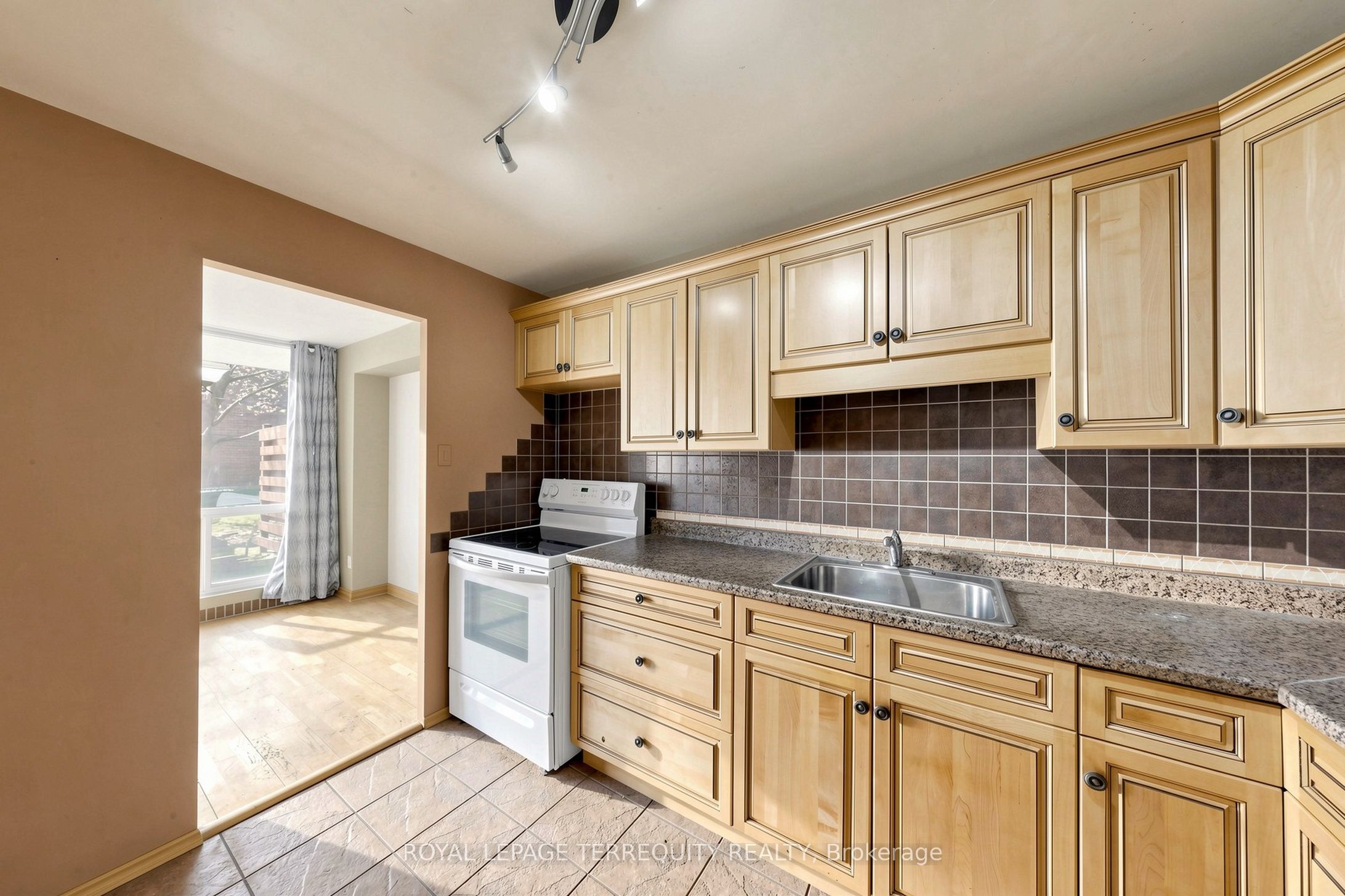 30 Sunrise Avenue 103, Toronto, ON M4A 2R3