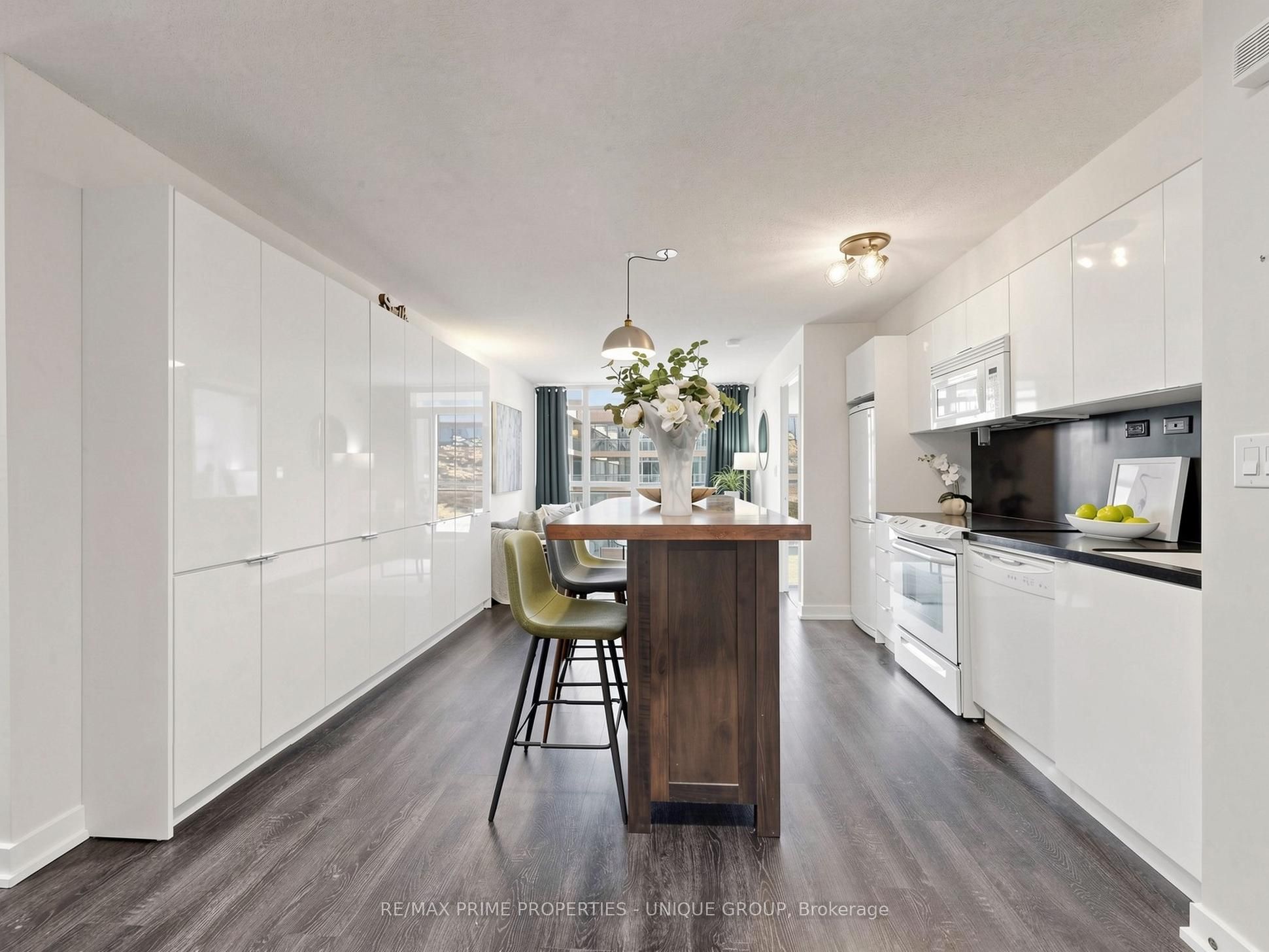 10 Capreol Court 529, Toronto, ON M5V 4B3