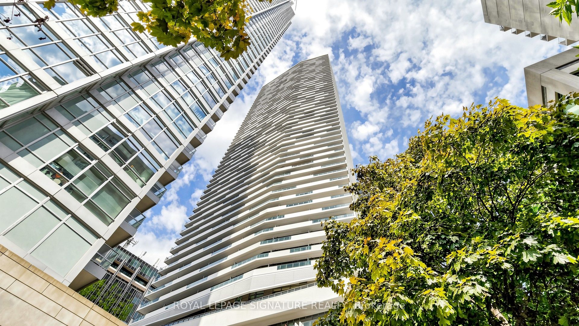 2221 Yonge Street 1011, Toronto, ON M4S 0B8