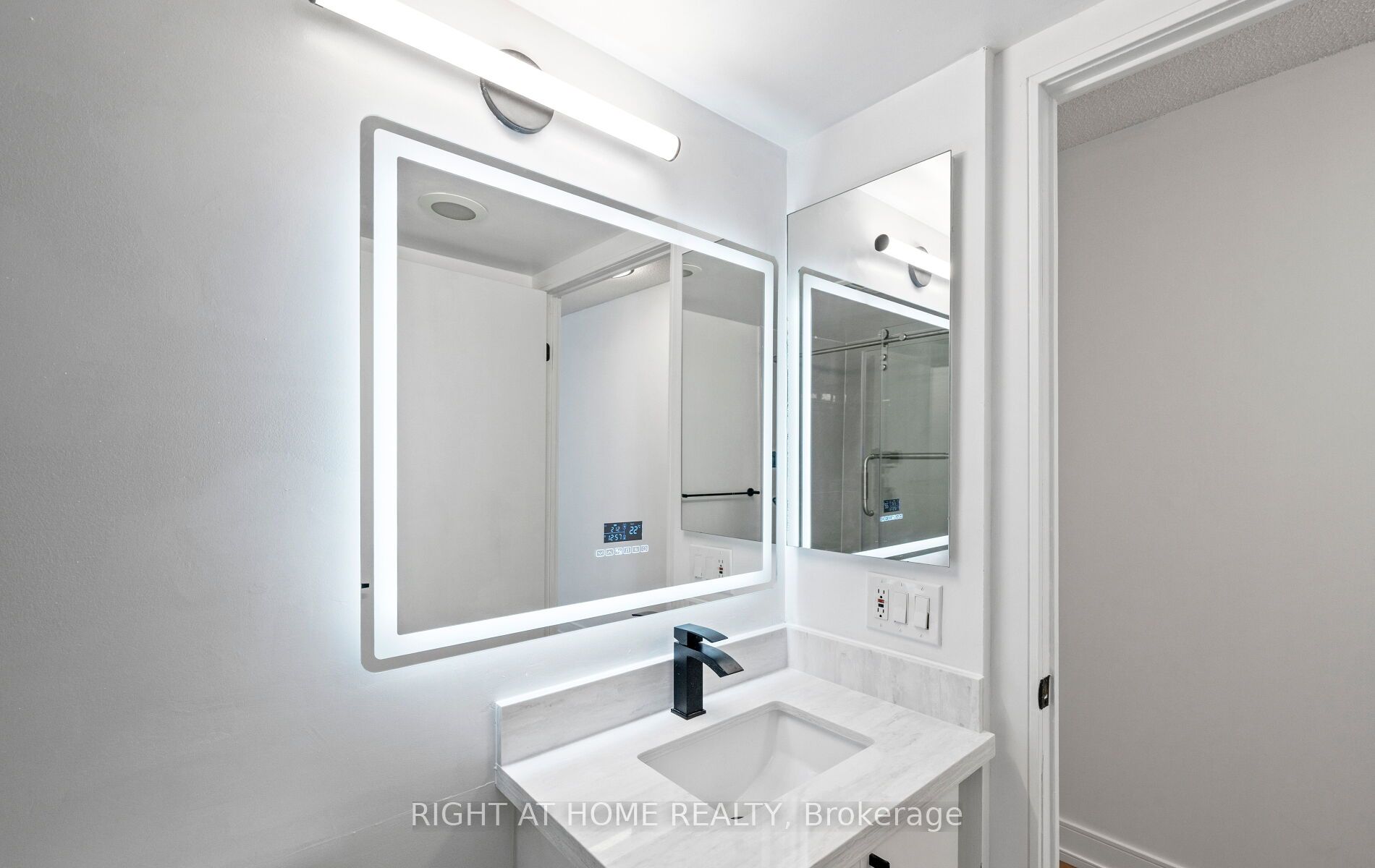 600 Queens Quay 219, Toronto, ON M5V 3M3