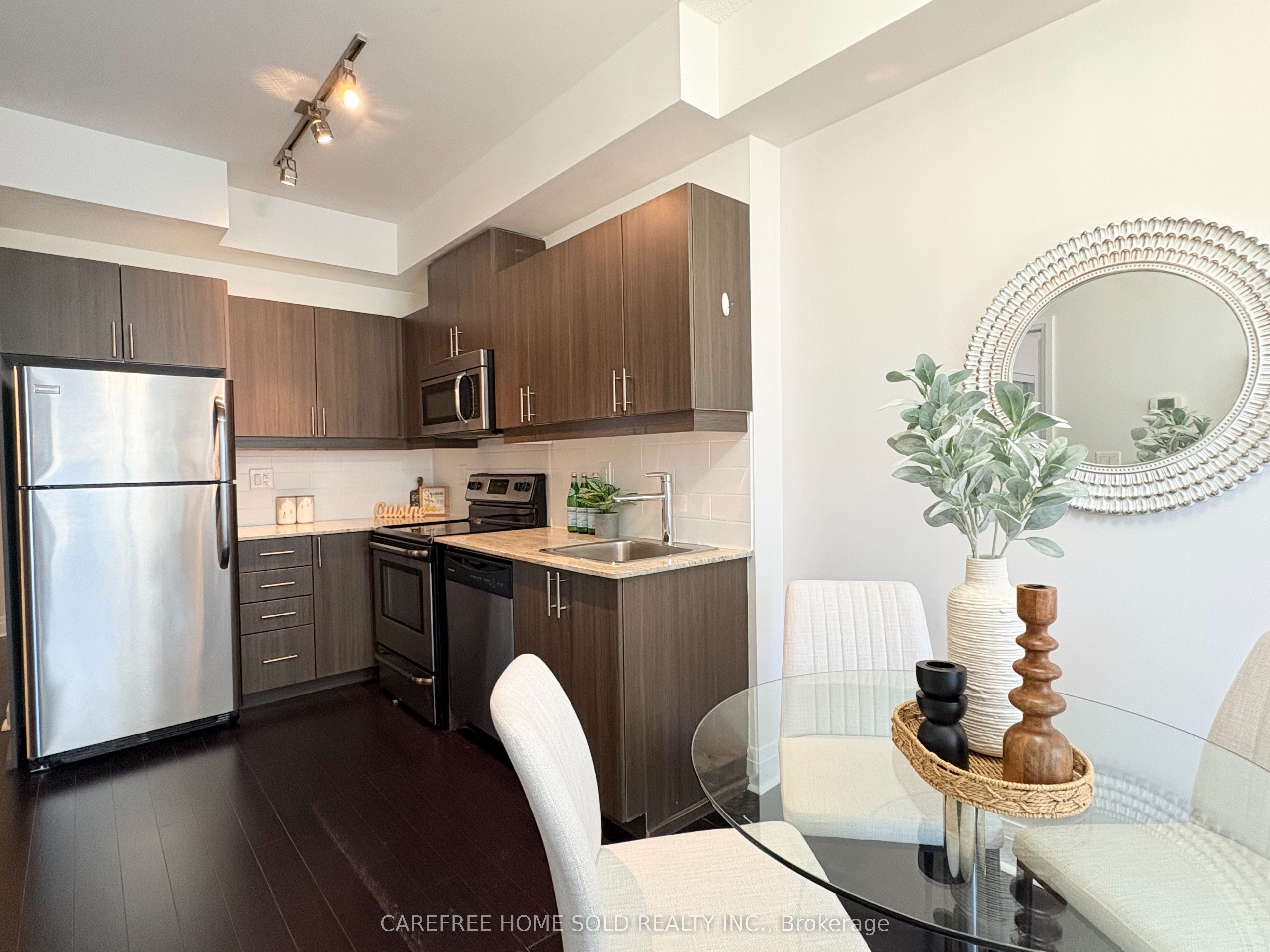 17 Kenaston Gardens 412, Toronto, ON M2K 0B9