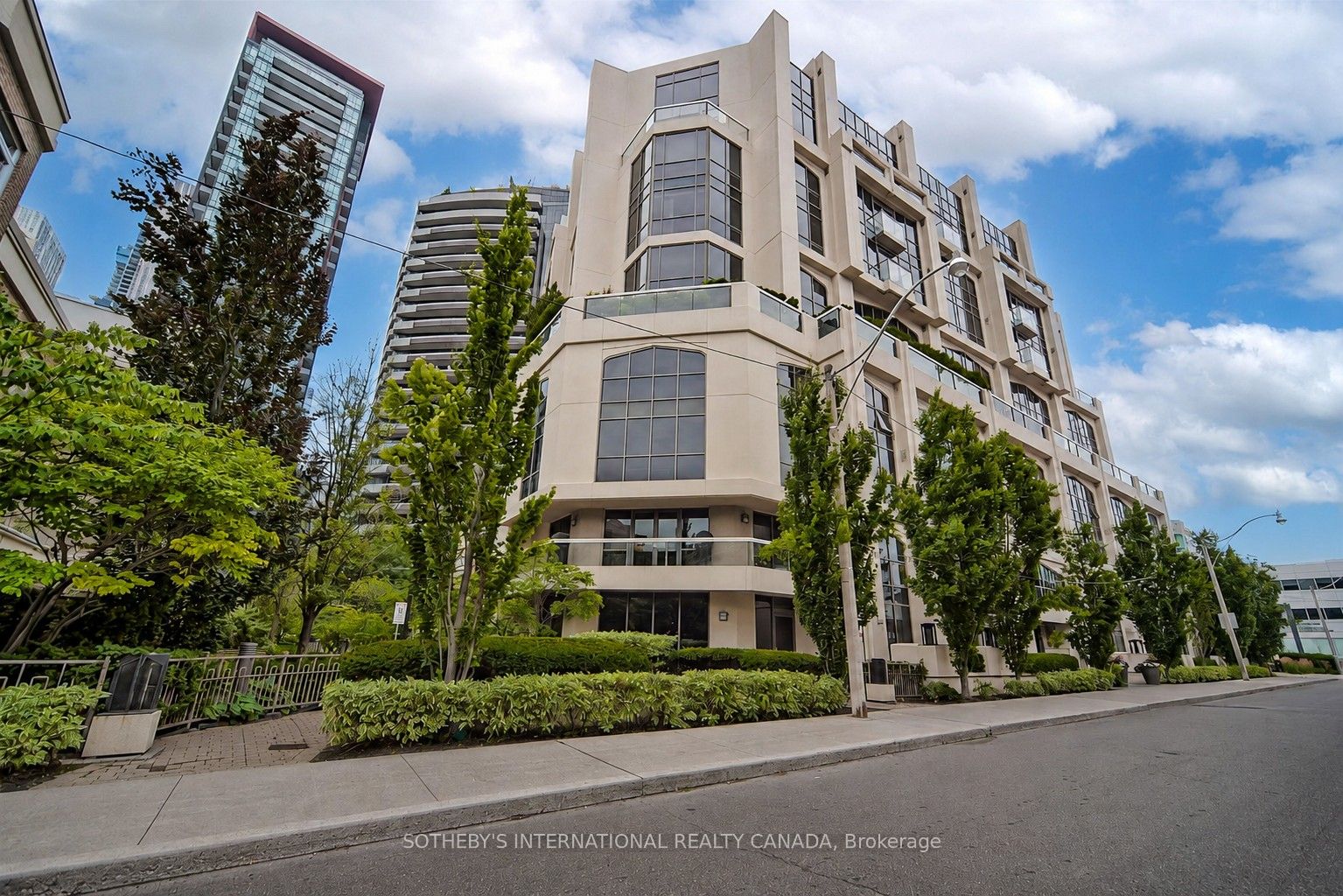 3 Mcalpine Street 207, Toronto, ON M5R 3T5