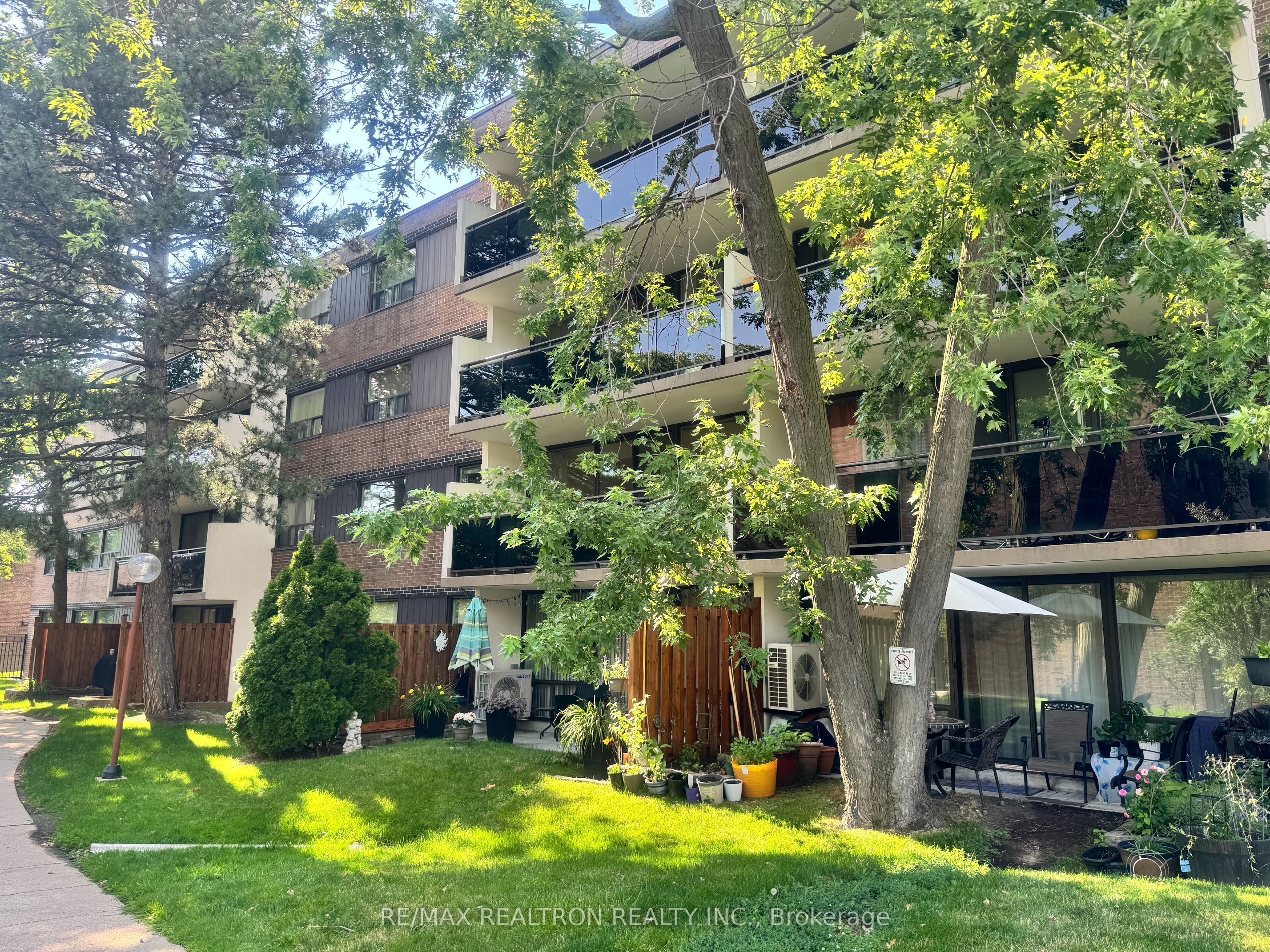 10 Sunrise Avenue 204, Toronto, ON M4A 2R1