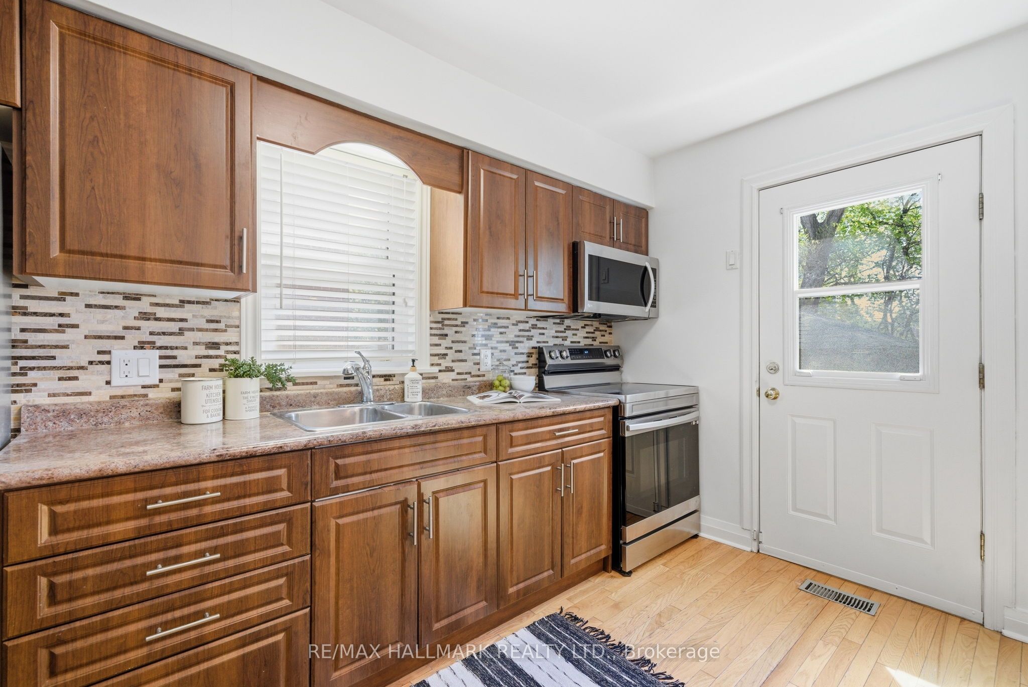 69 Thursfield Crescent, Toronto, ON M4G 2N4
