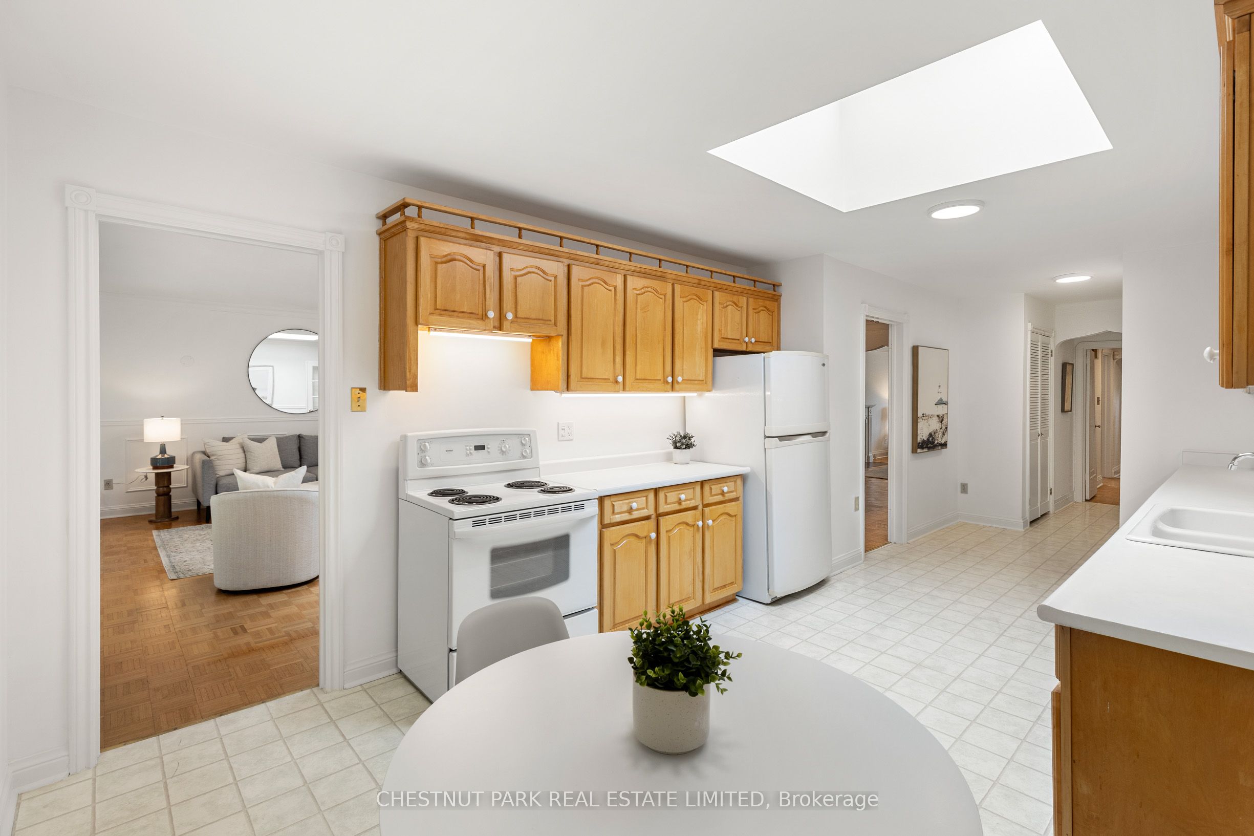 4 Roxville Avenue, Toronto, ON M4G 3P8