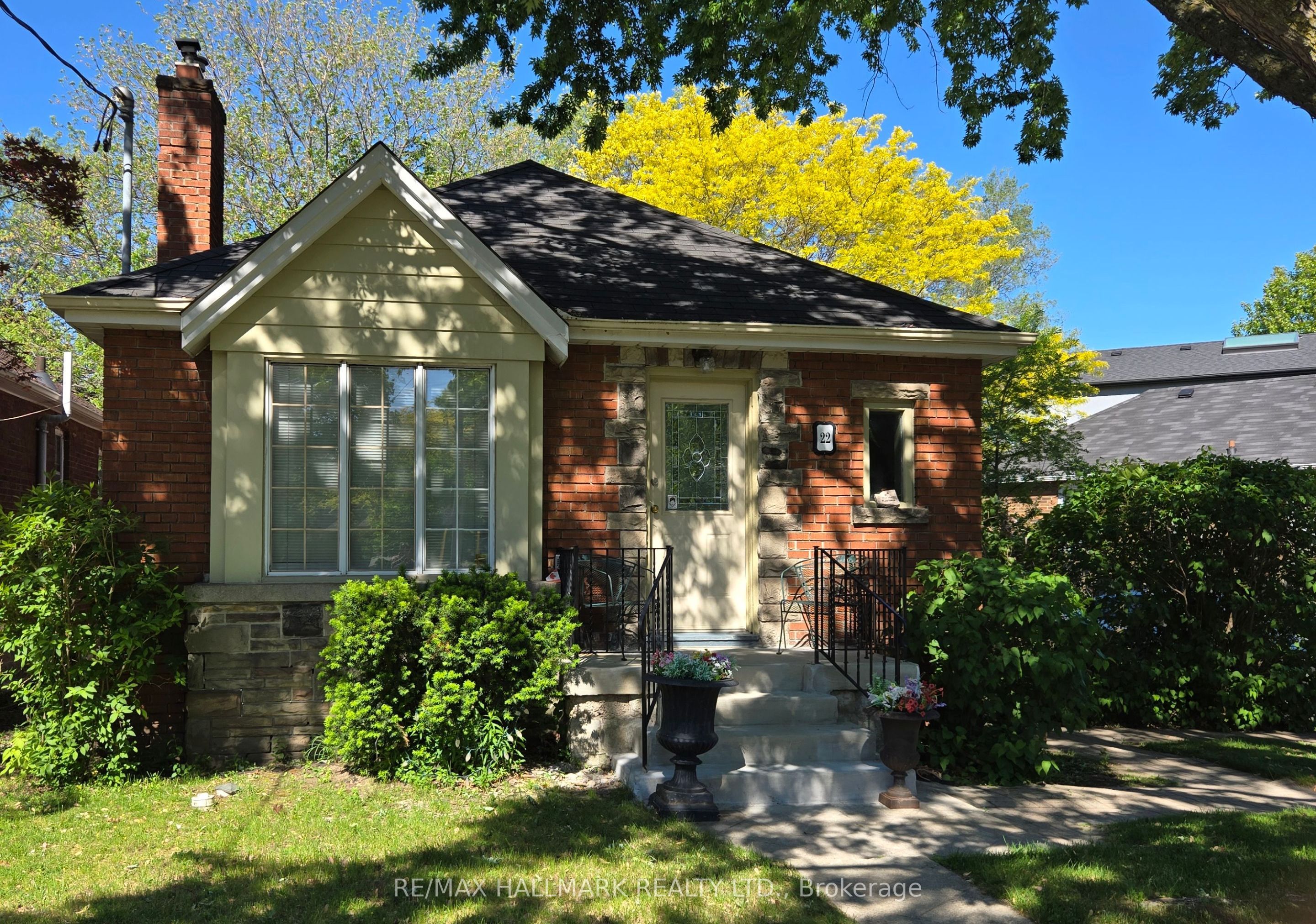 22 Airley Crescent, Toronto, ON M4K 4H6