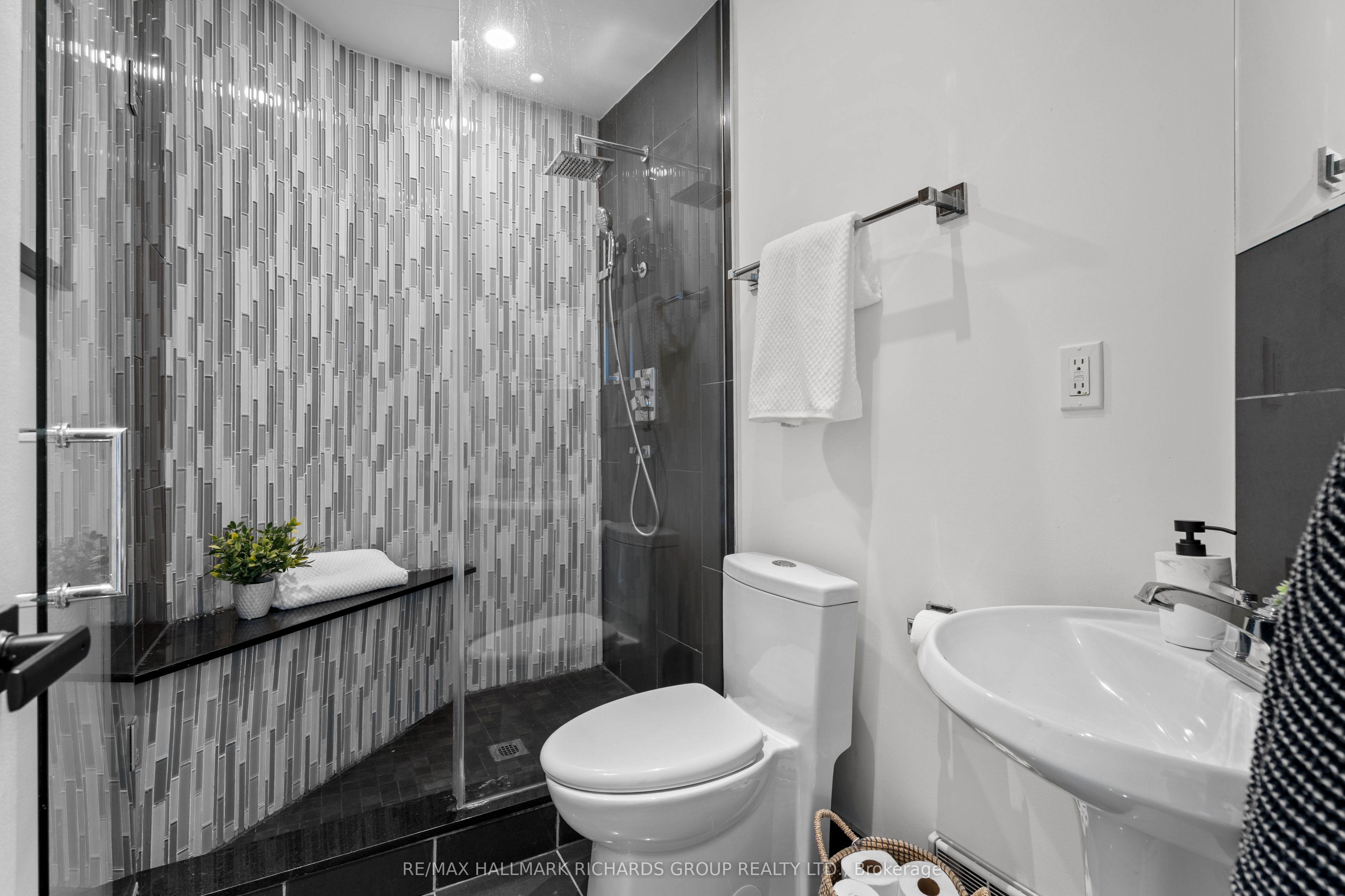 451 Ashdale Avenue, Toronto, ON M4L 2Z3