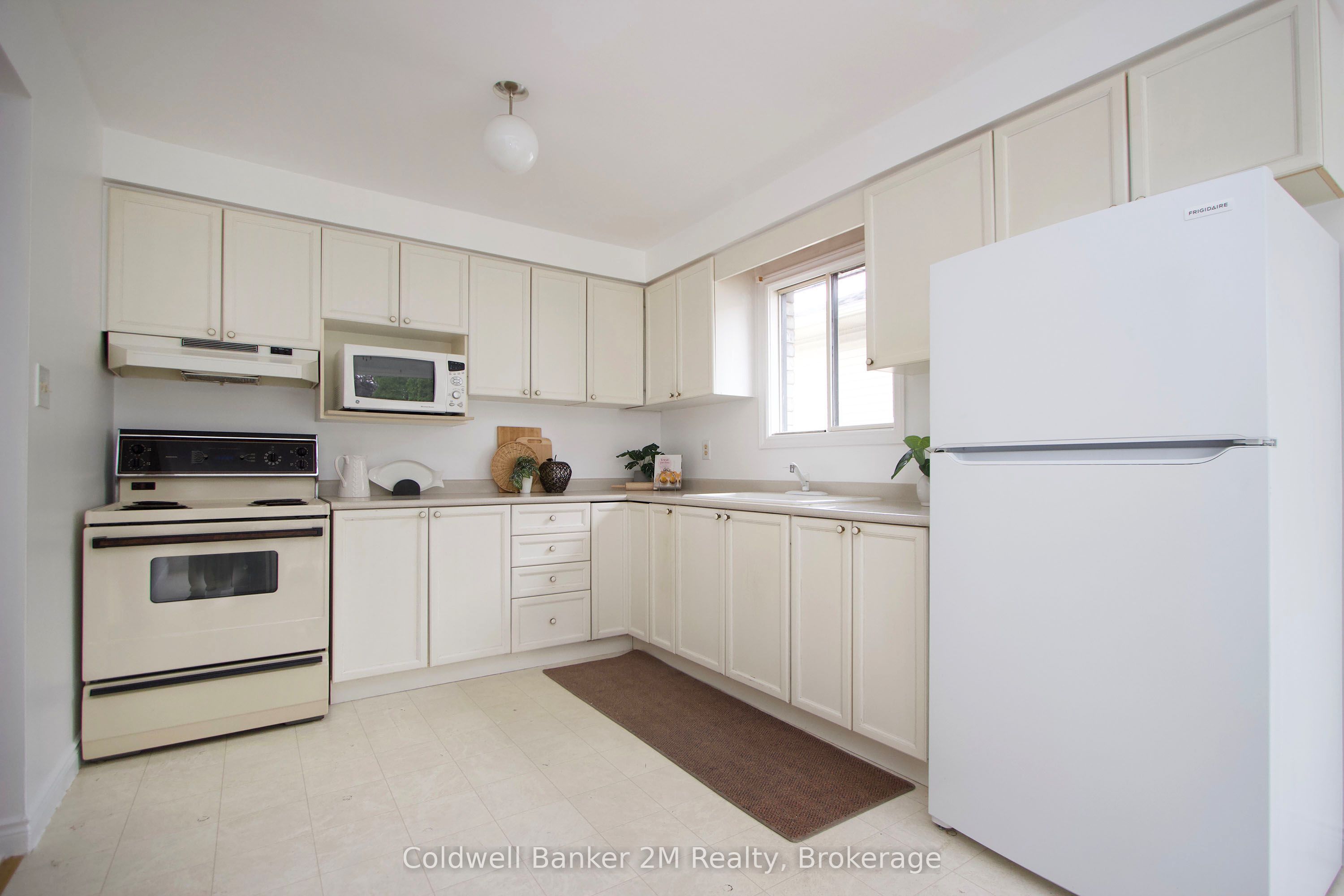 42 Kintyre Street, Clarington, ON L1E 2E4