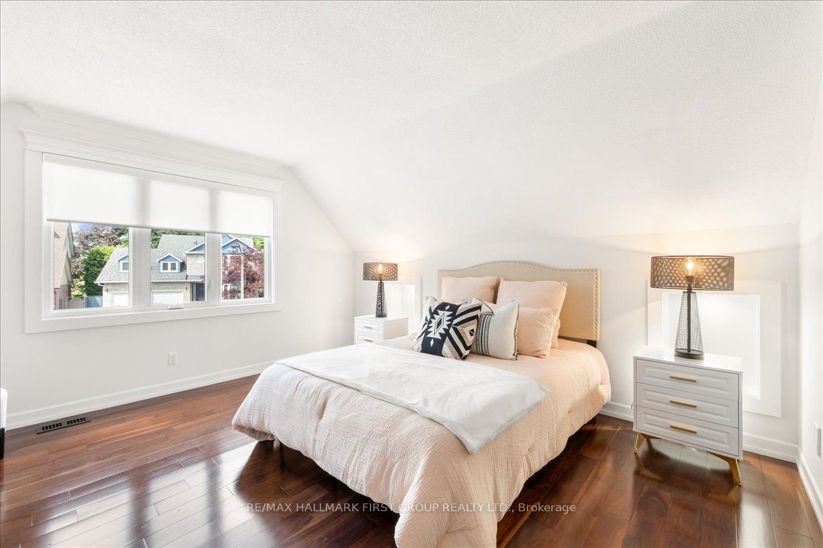 986 Mountcastle Crescent, Pickering, ON L1V 5J3
