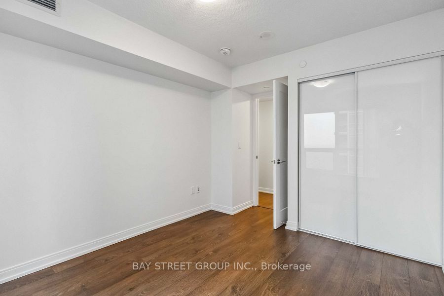 275 Village Green Square 2917, Toronto, ON M1S 0L8