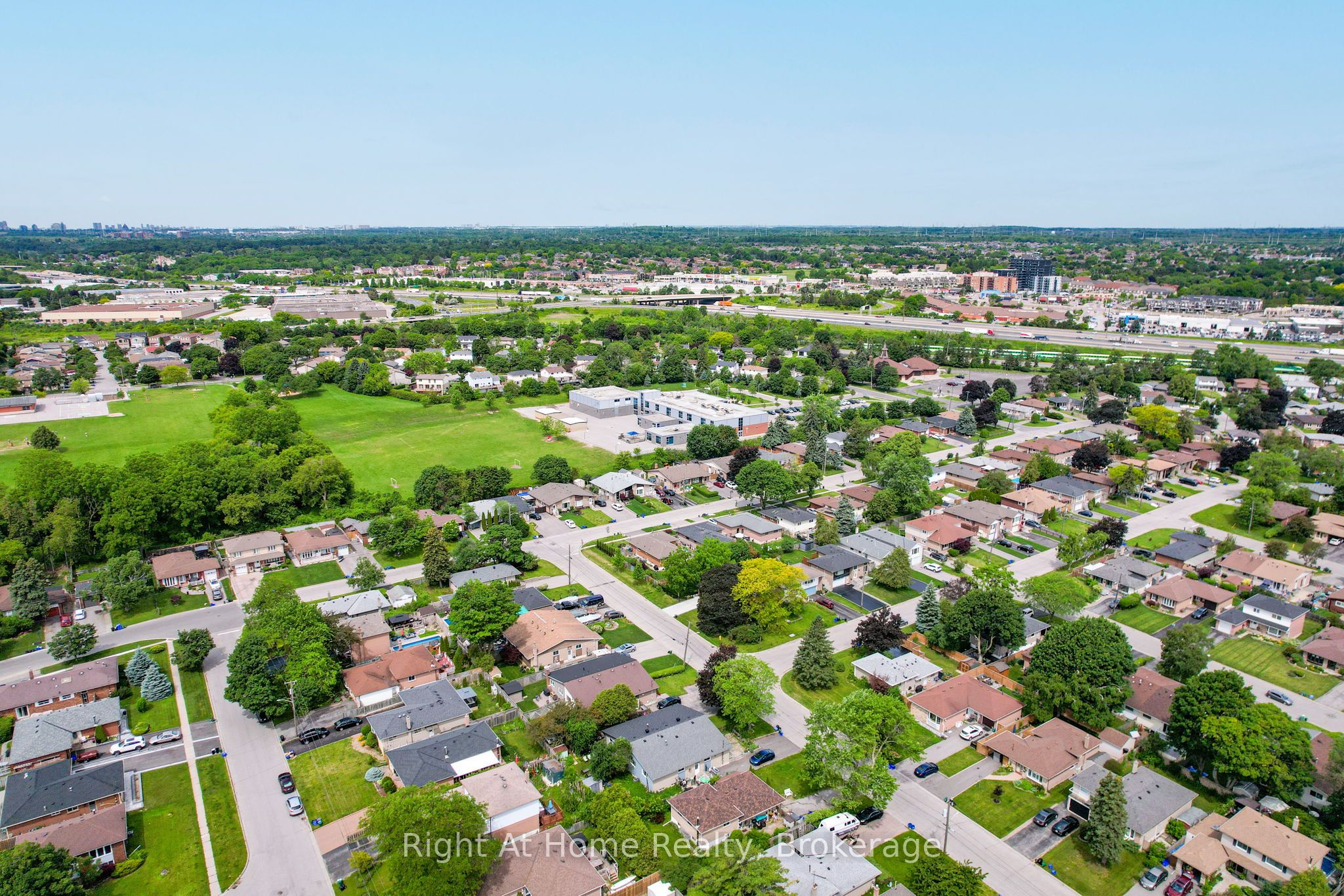 833 Vicki Drive, Pickering, ON L1W 2J4