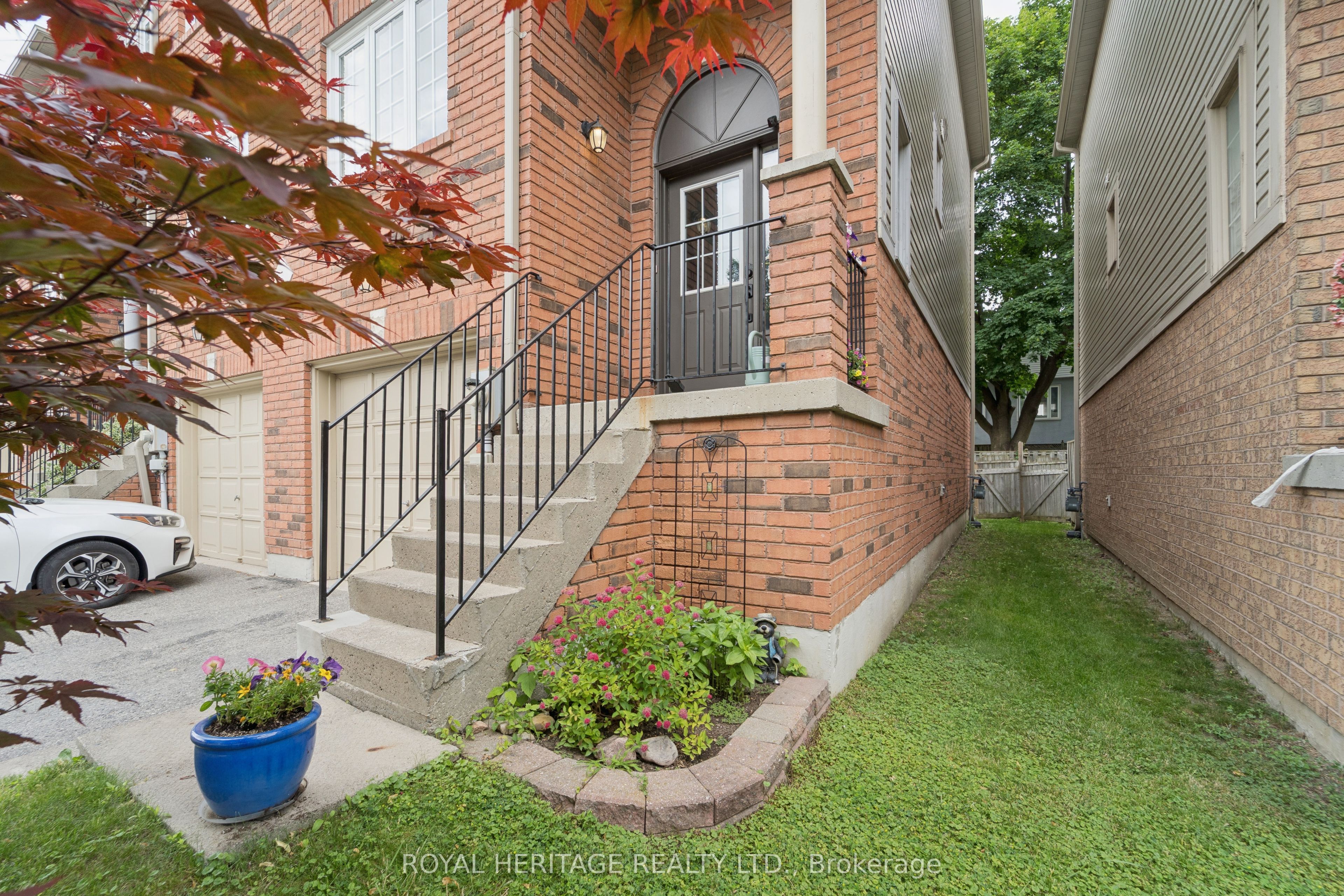 35 Aspen Park Way, Whitby, ON L1N 9M6