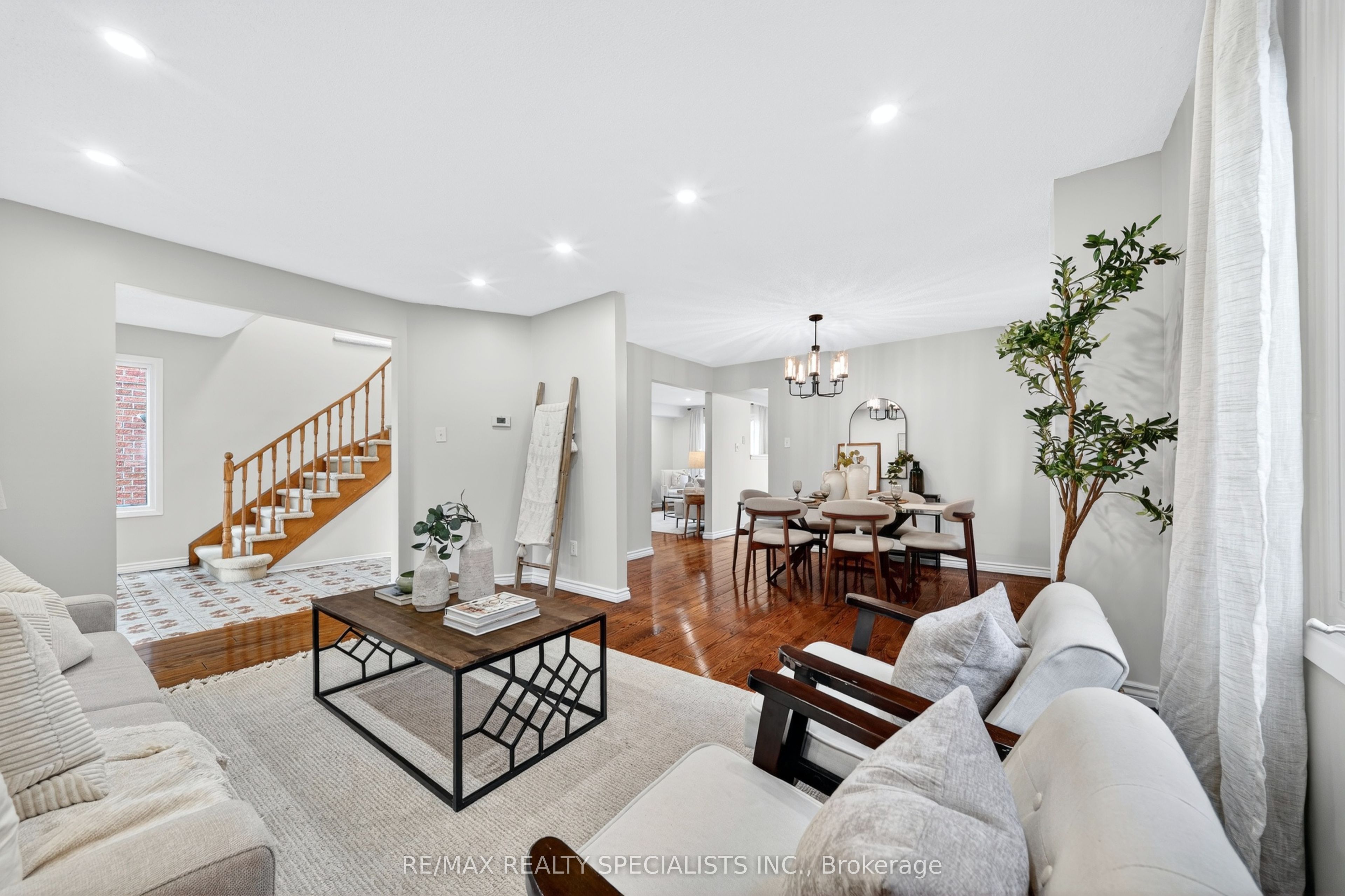 17 Payzac Avenue, Toronto, ON M1E 5A7