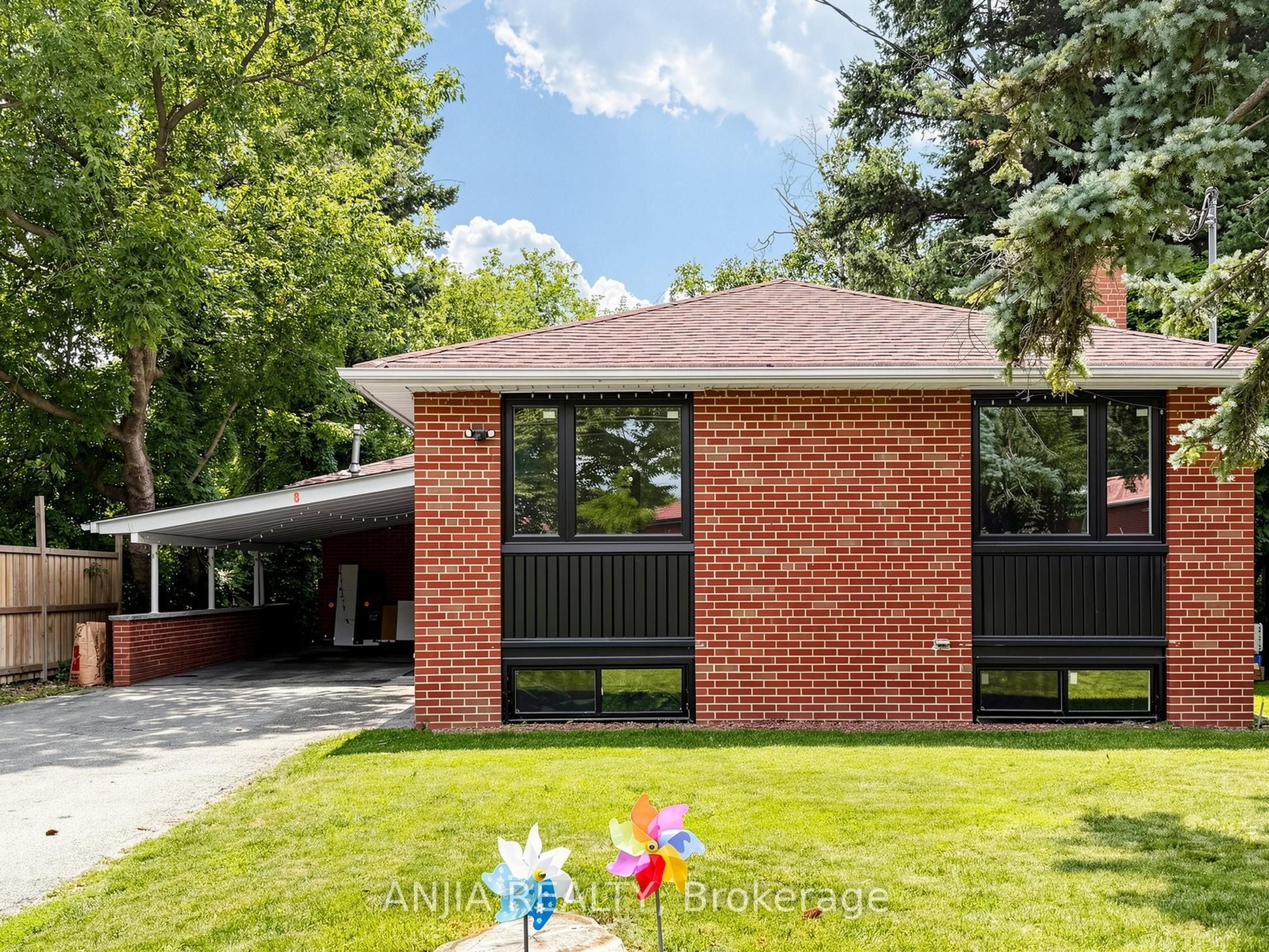 8 Applefield Drive, Toronto, ON M1P 3X9