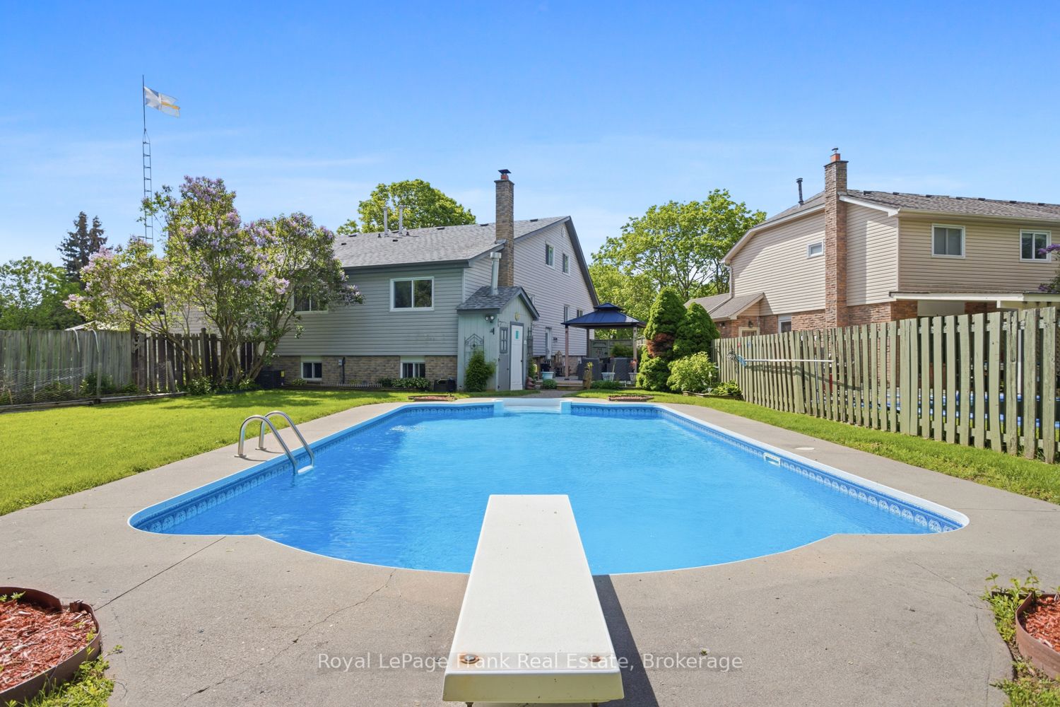 14 Beecroft Court, Whitby, ON L1P 1C7