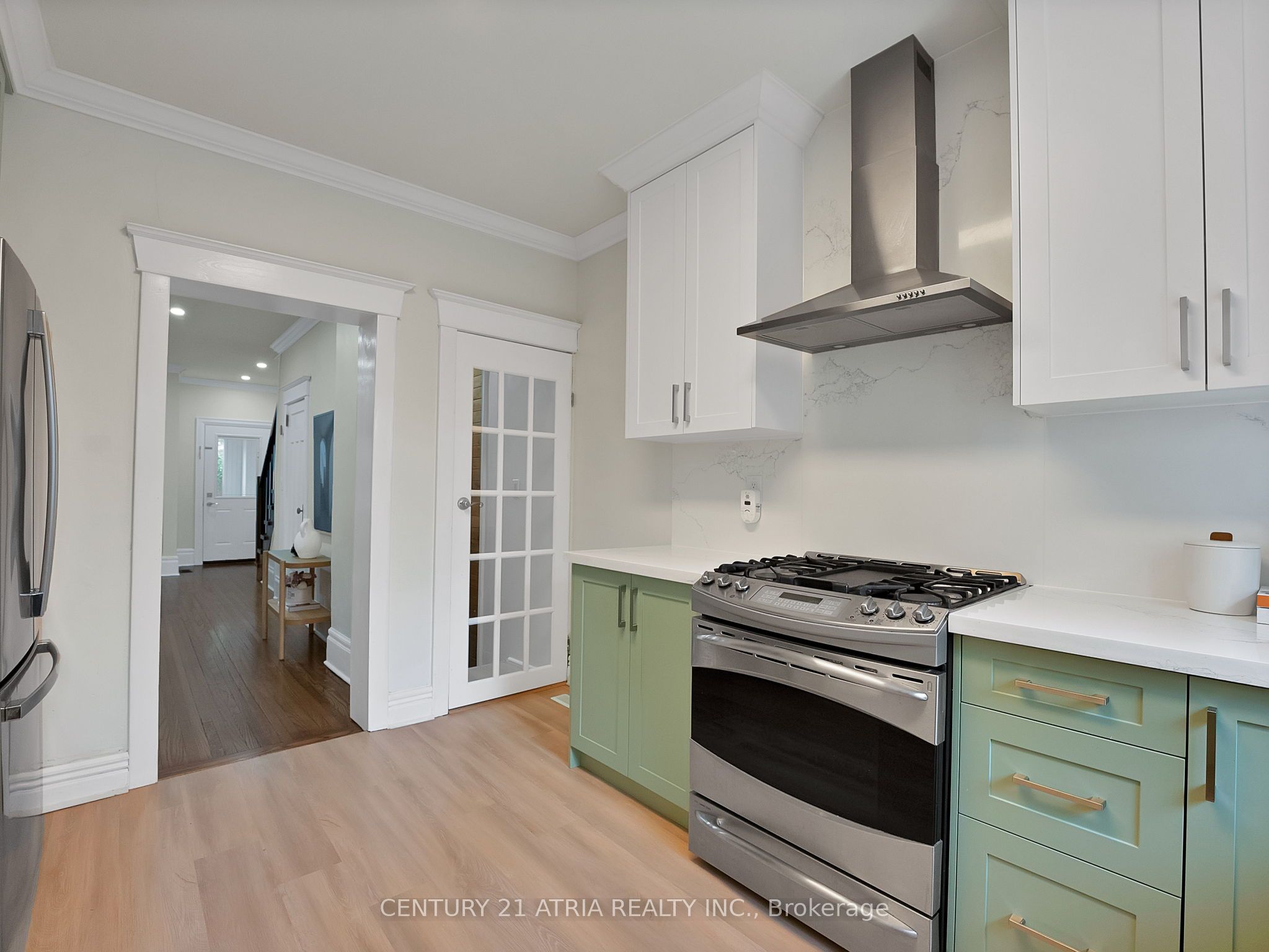 32 Rosevear Avenue, Toronto, ON M4C 1Z3