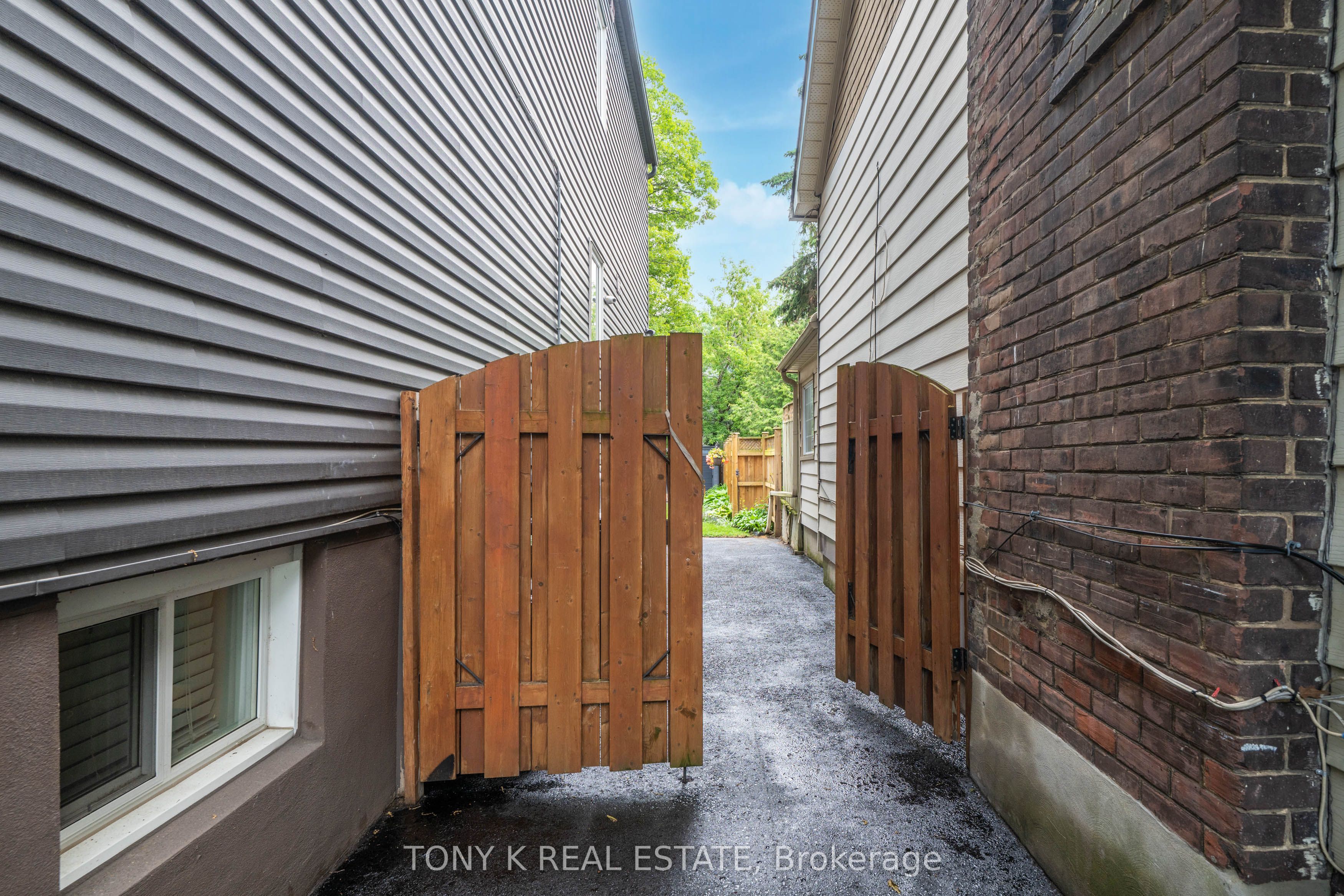 111 Eastwood Avenue, Toronto, ON M1N 3H4