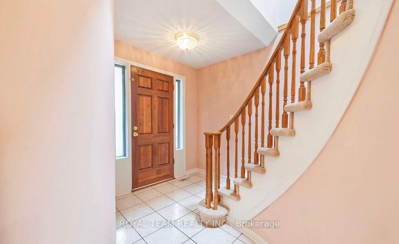 28 Oakmount Crescent, Vaughan, ON L4K 2C3