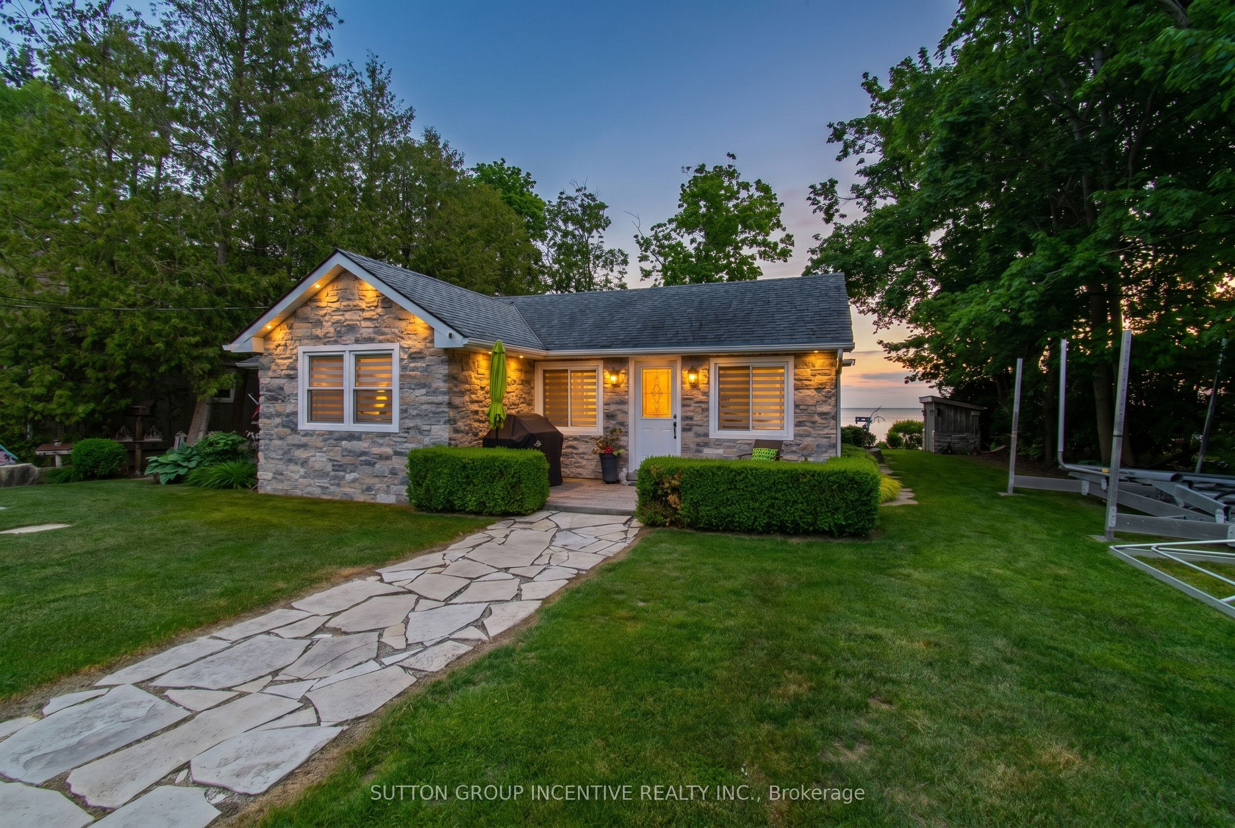 131 Minnetonka Road, Innisfil, ON L9S 2V8