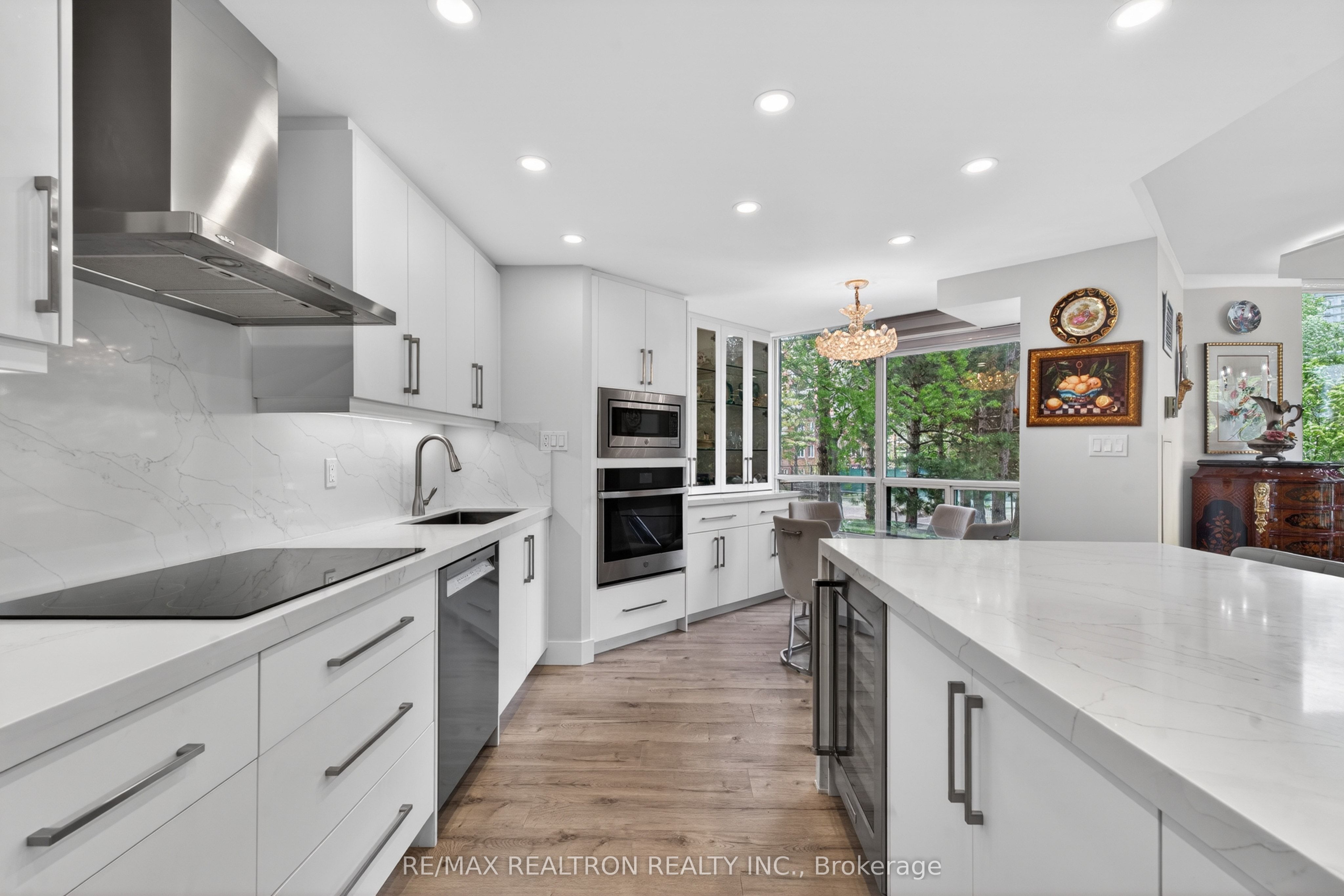 110 Promenade Circle 203, Vaughan, ON L4J 7W8