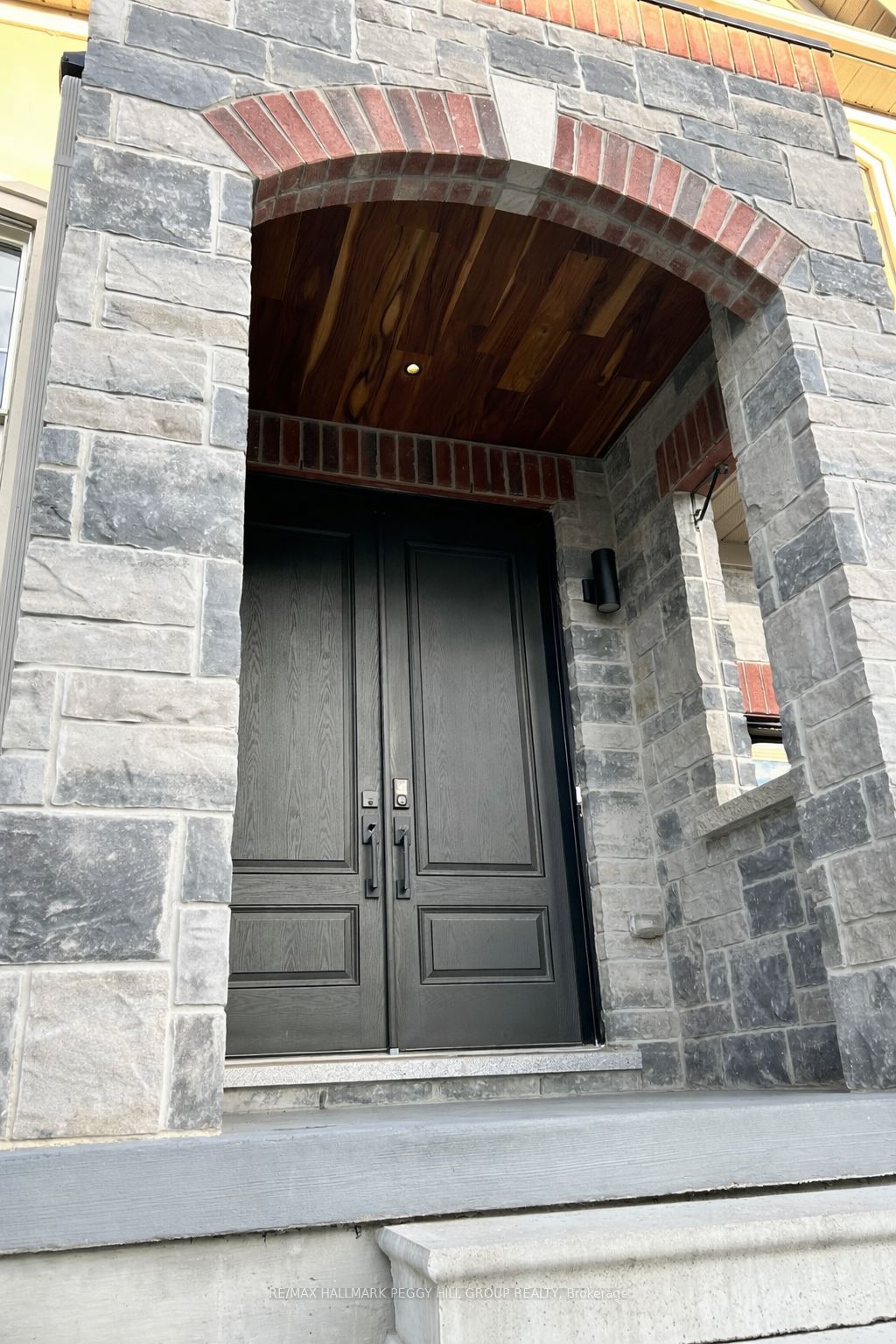 61 Strathgreen Lane, Georgina, ON L4P 0J3