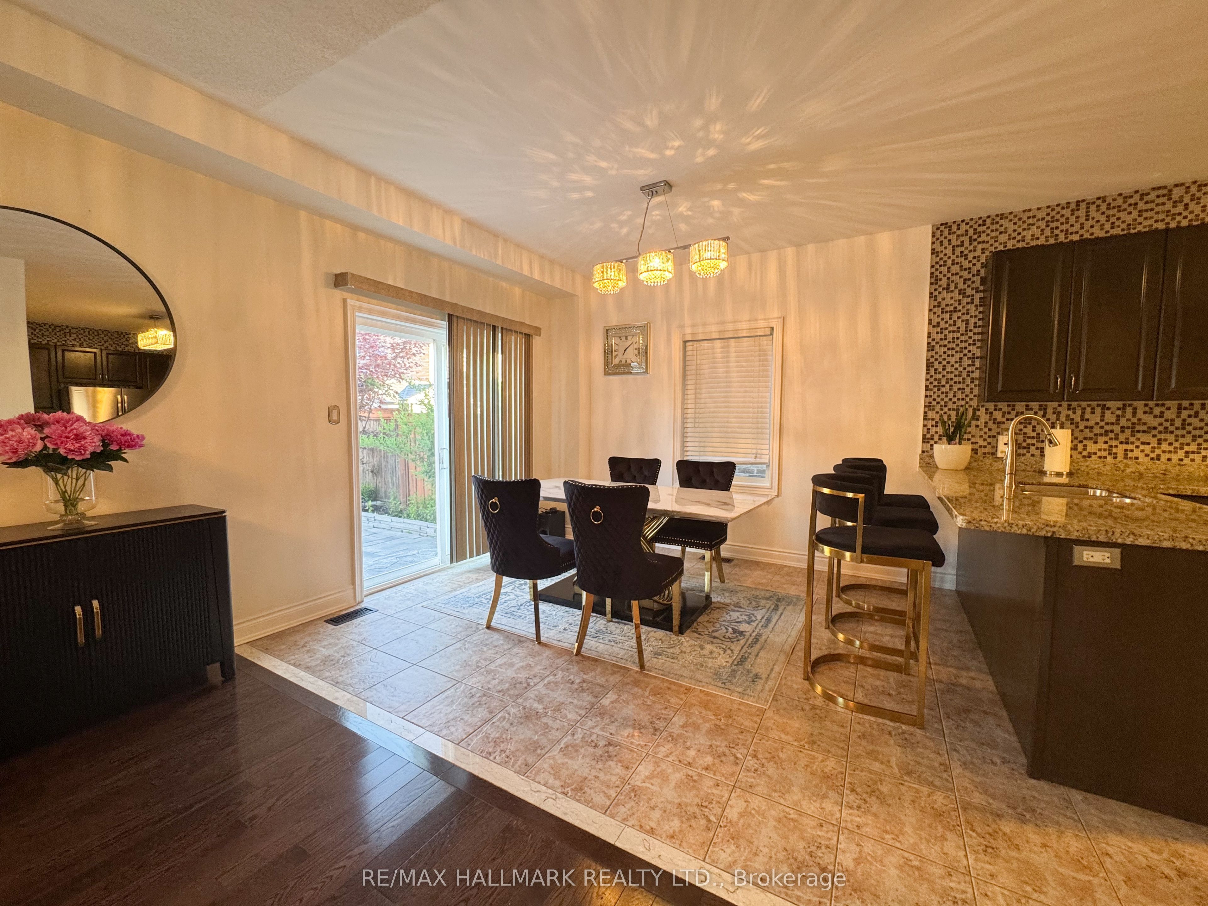 33 Mckenzie Way, Bradford West Gwillimbury, ON L3Z 0K1