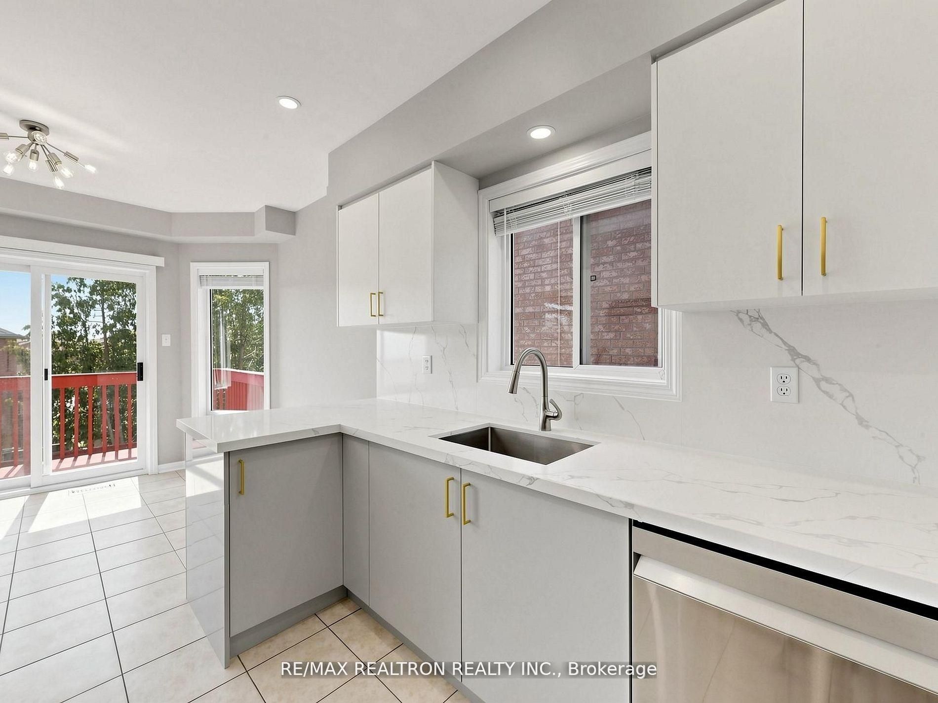 810 Stonehaven Avenue, Newmarket, ON L3X 2G2