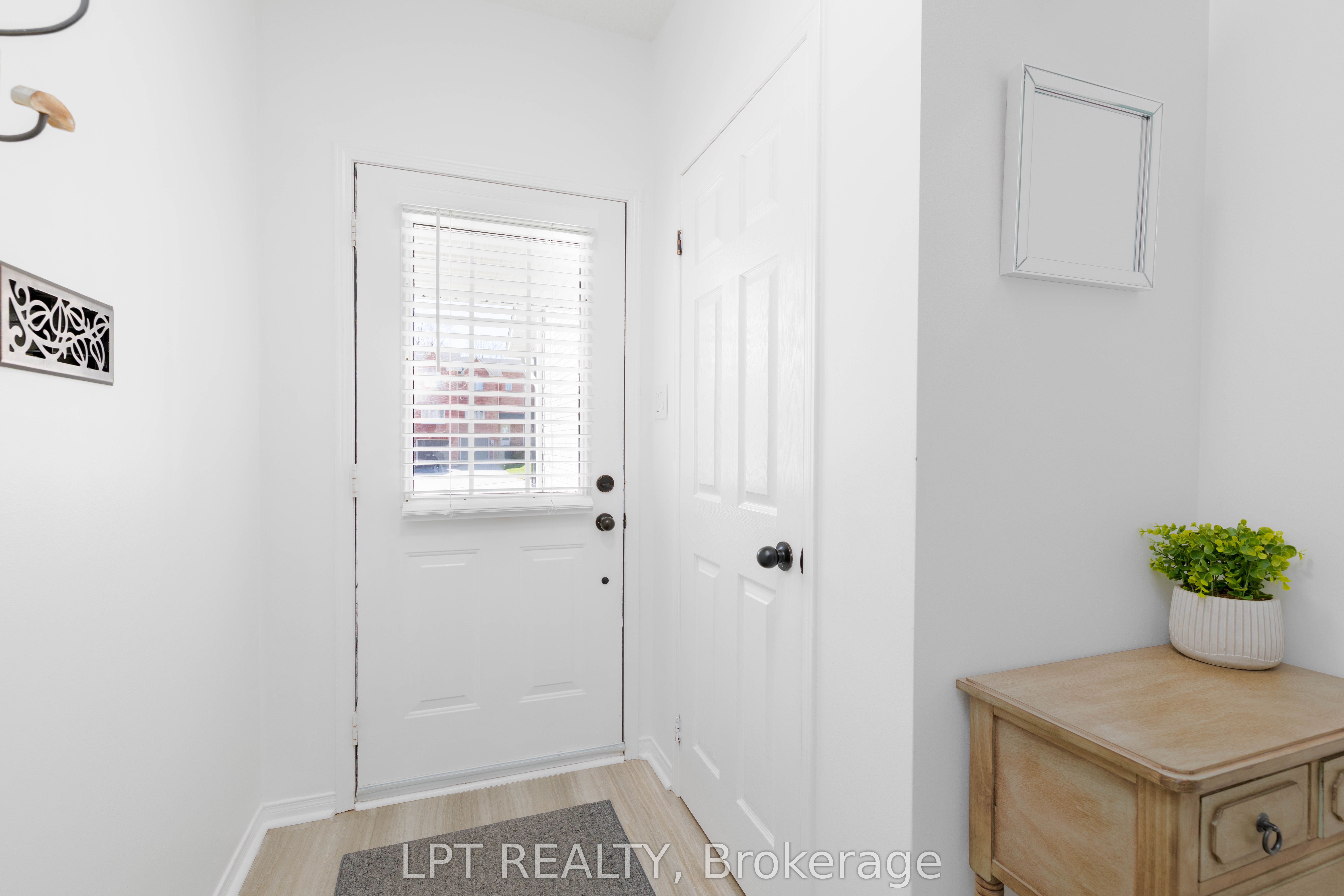 25 Hattie Court, Georgina, ON L4P 3Z7