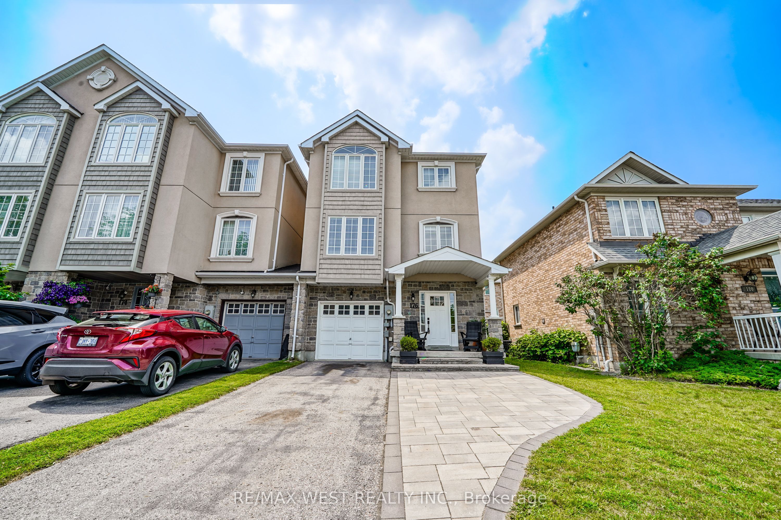 176 Gail Parks Crescent, Newmarket, ON L3X 2C3