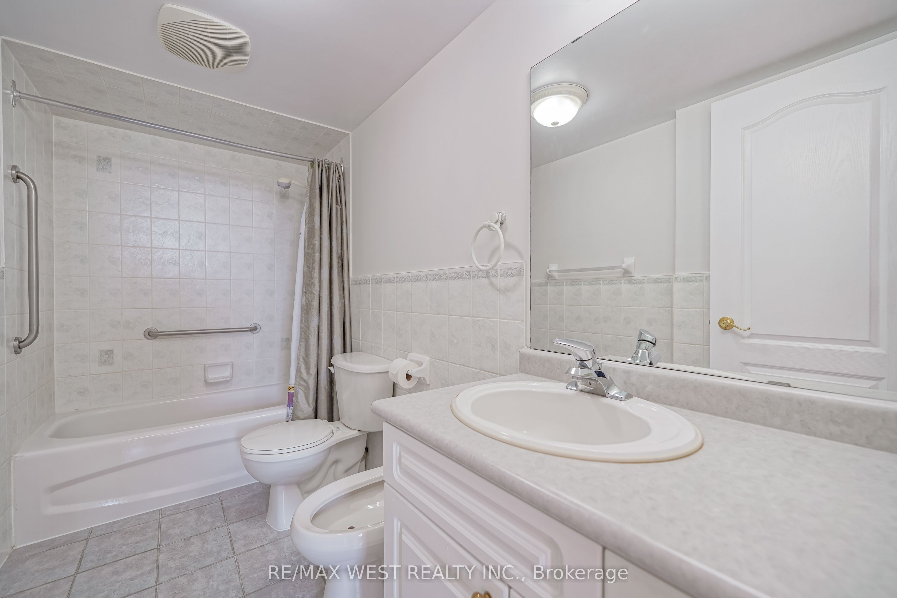 2506 Rutherford Road 414, Vaughan, ON L4K 5N4