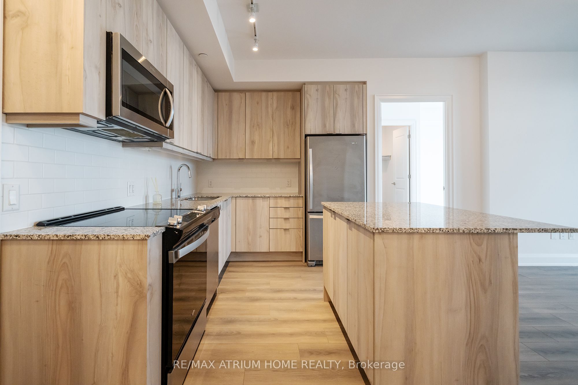 10 Gatineau Drive 1004, Vaughan, ON L4J 0L2