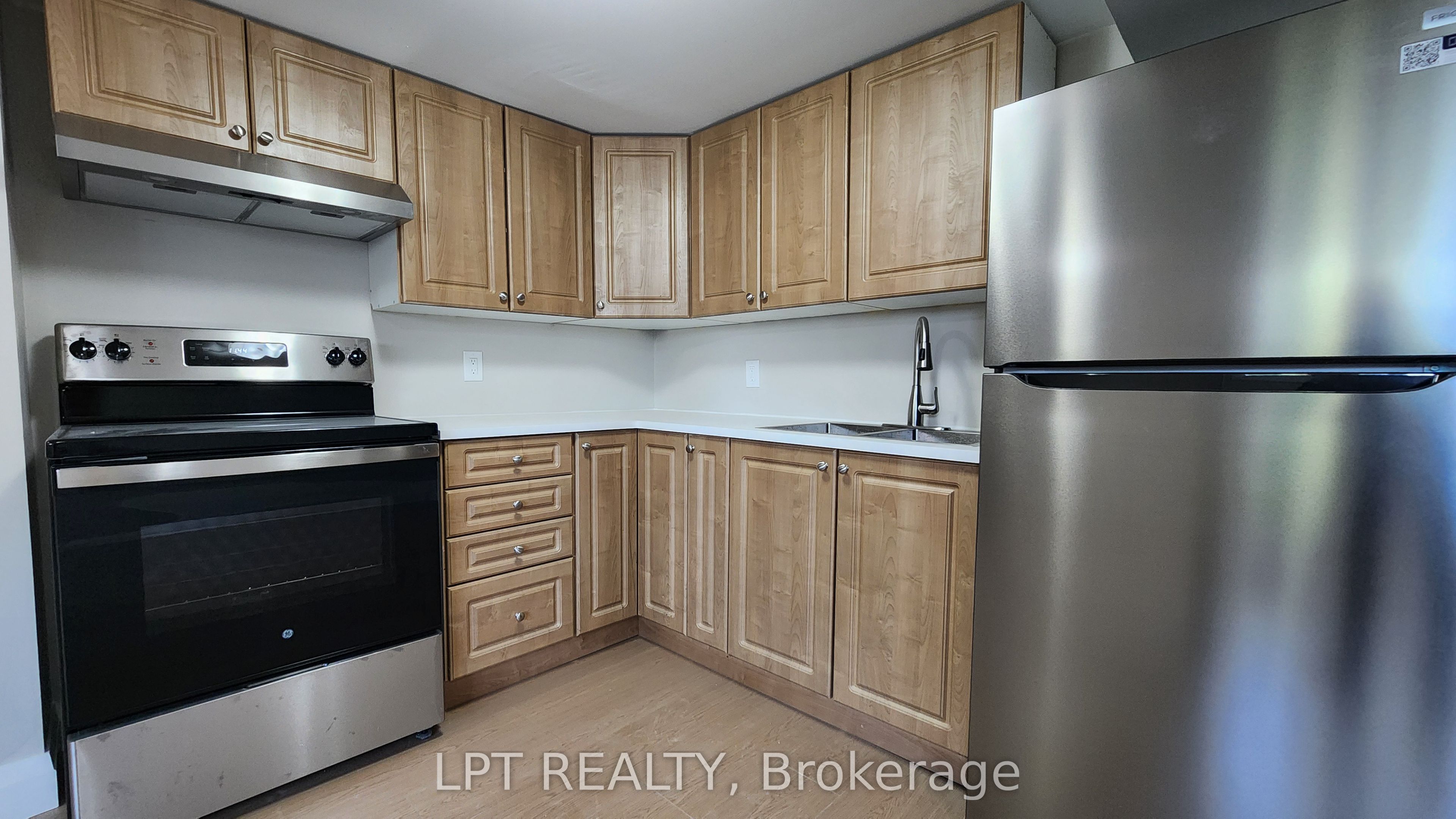 43 Newbury Drive, Newmarket, ON L3Y 4P9