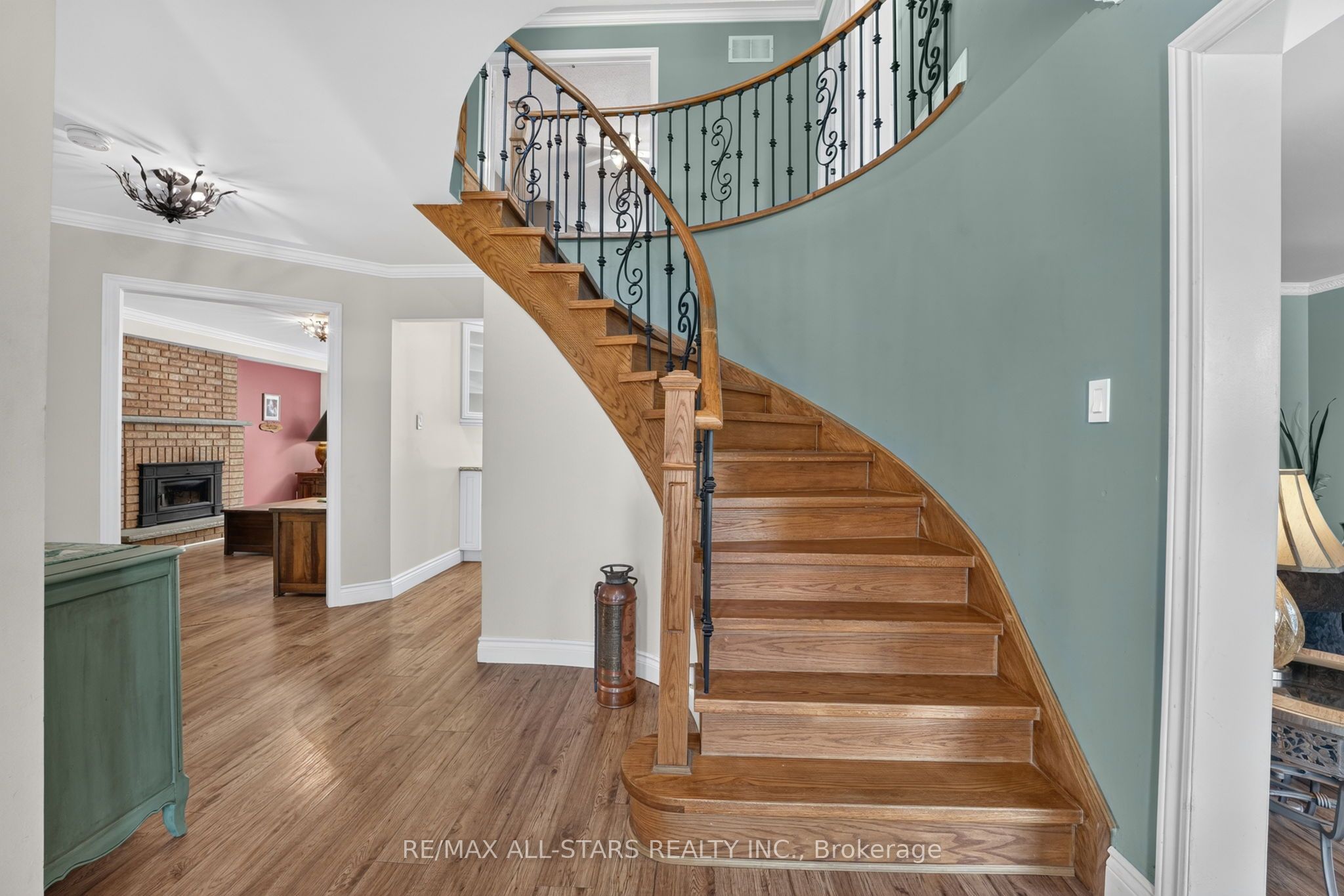 9 Fontaine Drive, Georgina, ON L4P 3P2