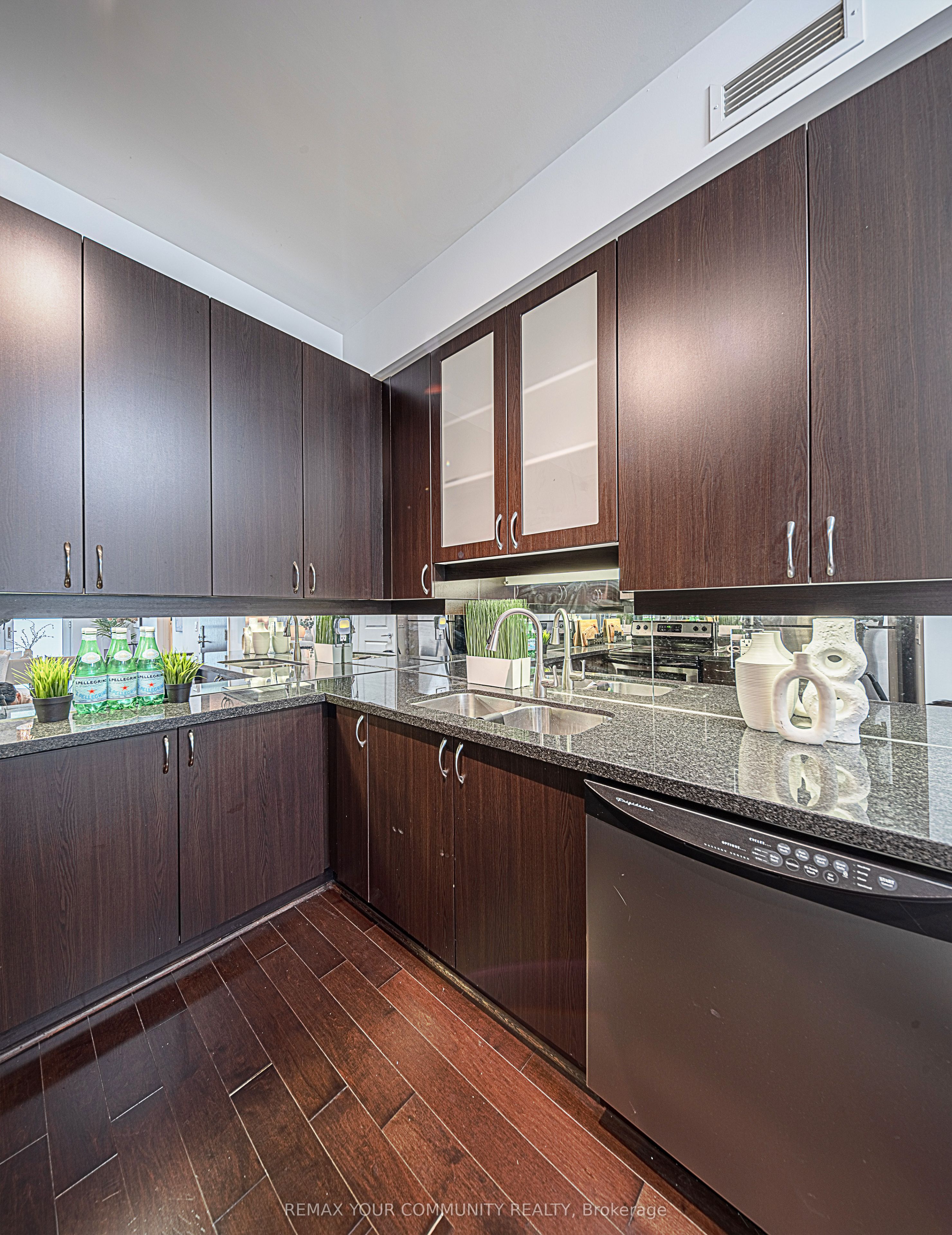 39 Upper Duke Crescent 102, Markham, ON L6G 0B8
