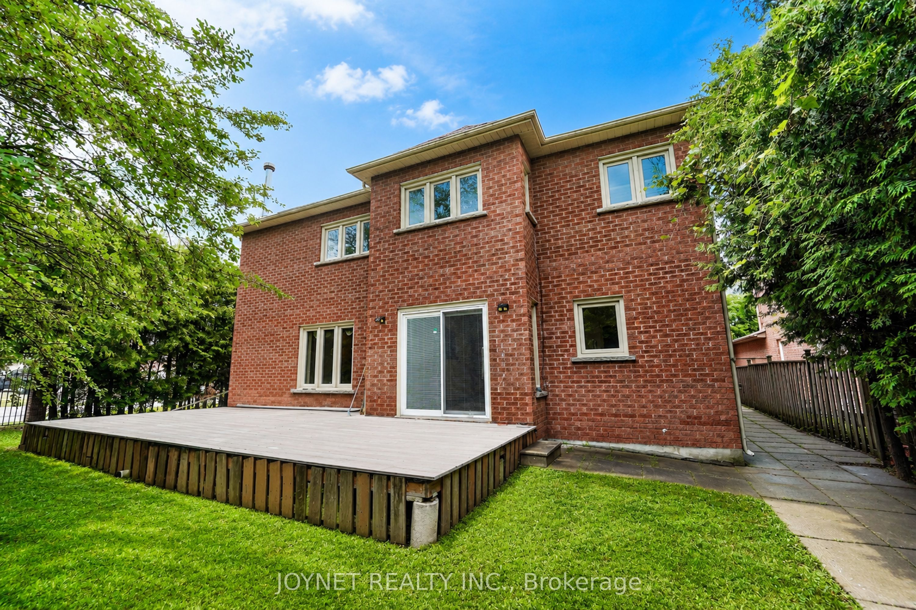 2 Woodriver Street, Richmond Hill, ON L4S 1B2