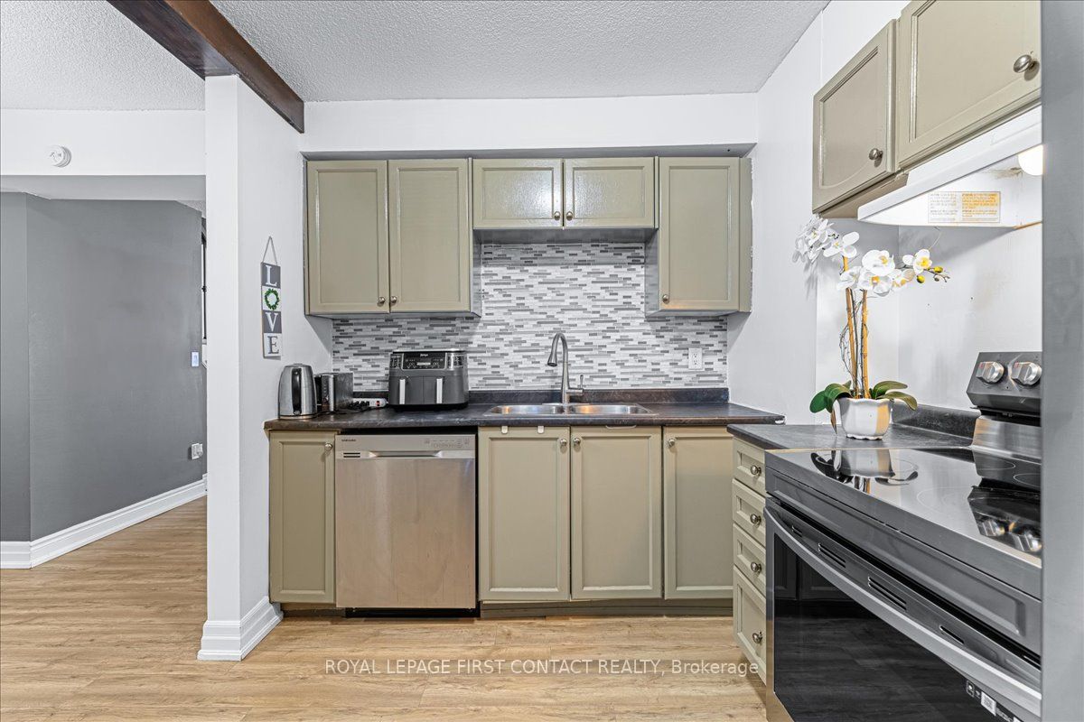 63 Ferris Lane I7, Barrie, ON L4M 5C4
