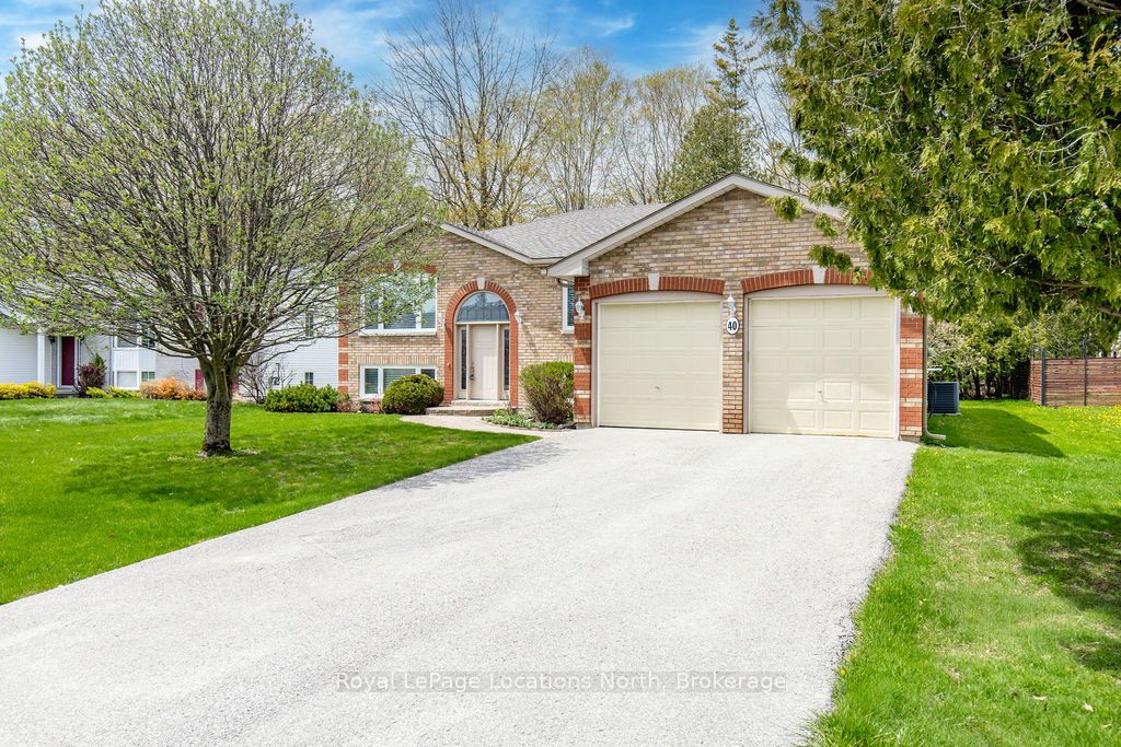 40 Fairway Crescent, Wasaga Beach, ON L9Z 1B8