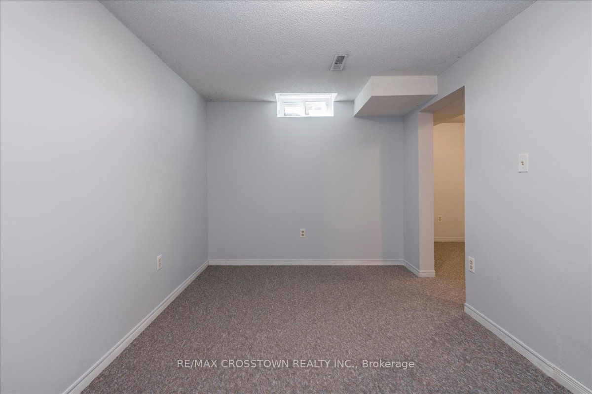17 Knicely Road, Barrie, ON L4N 6T8