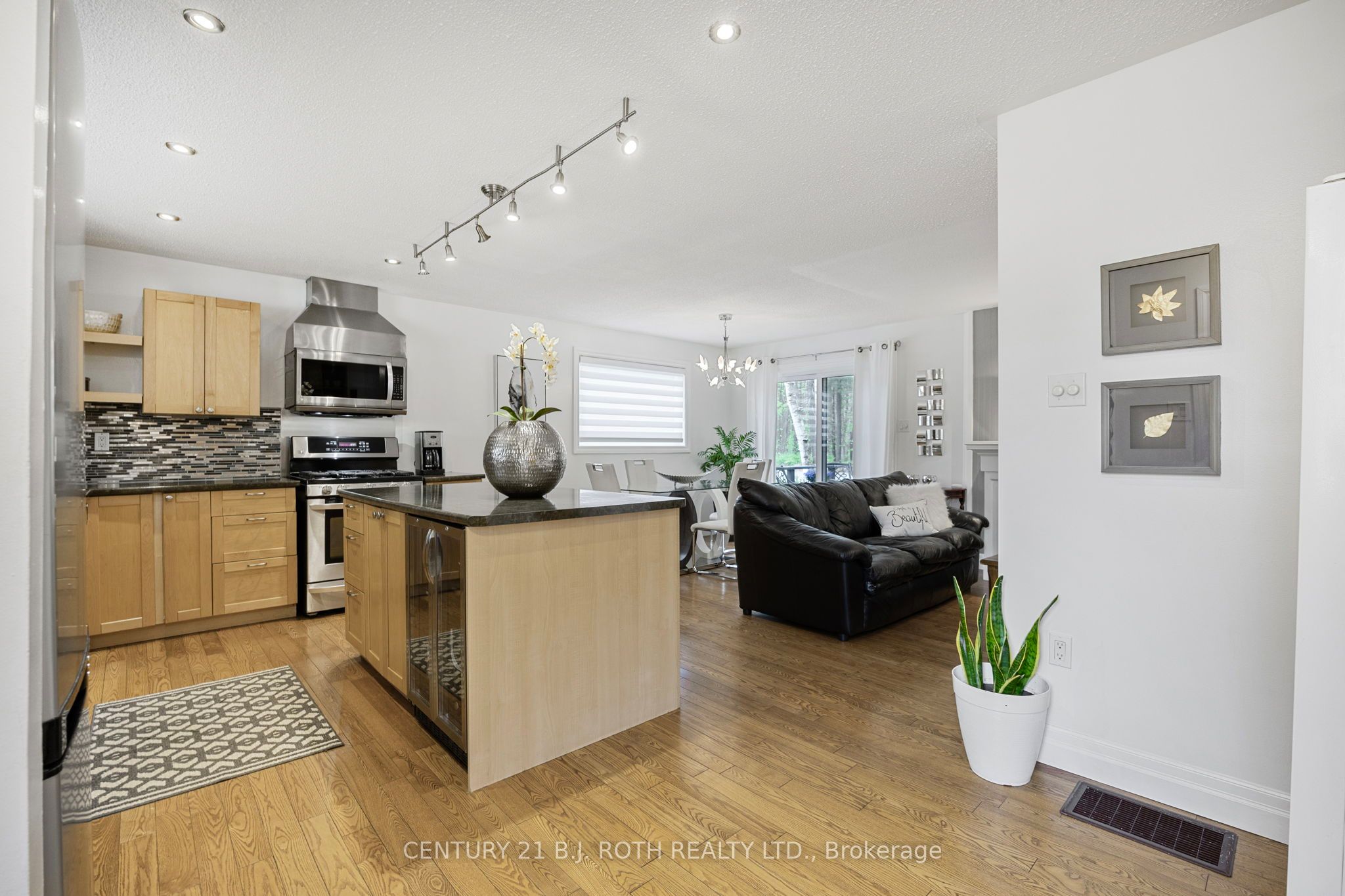10 Allen Drive N, Wasaga Beach, ON L9Z 1K5