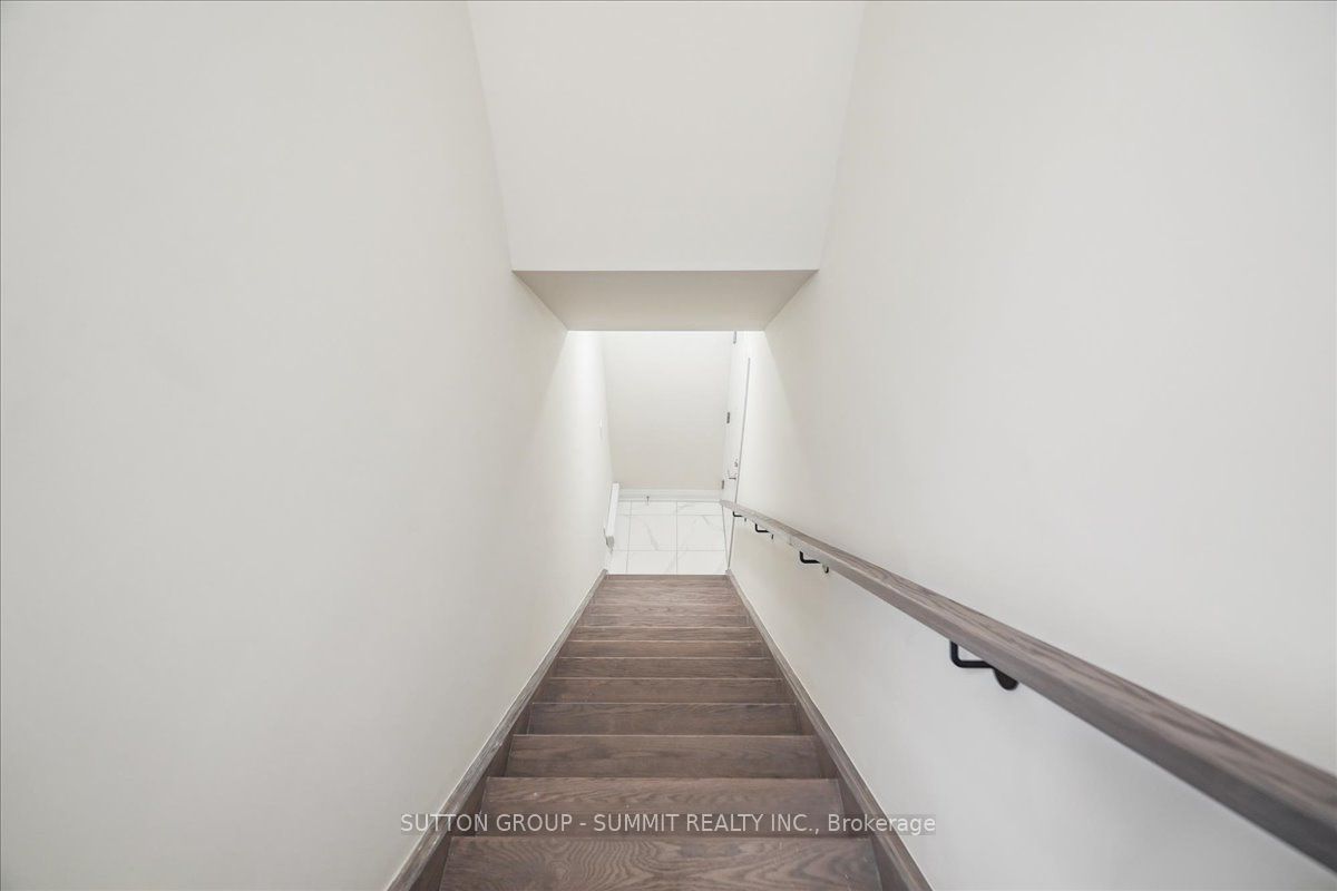 1593 ROSE Way 105, Milton, ON L9T 7E7