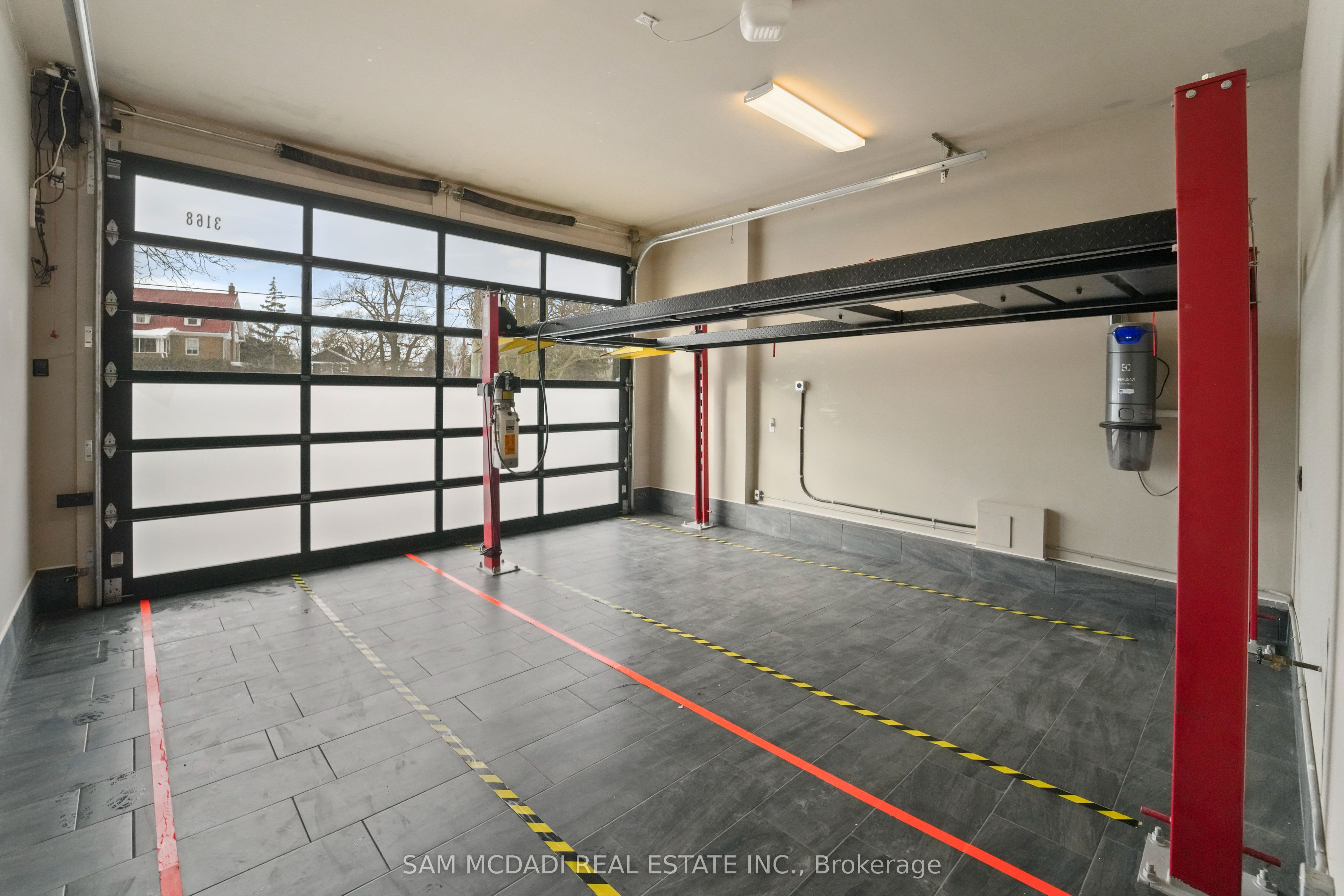 3168 Lakeshore Road W, Oakville, ON L6L 1J6