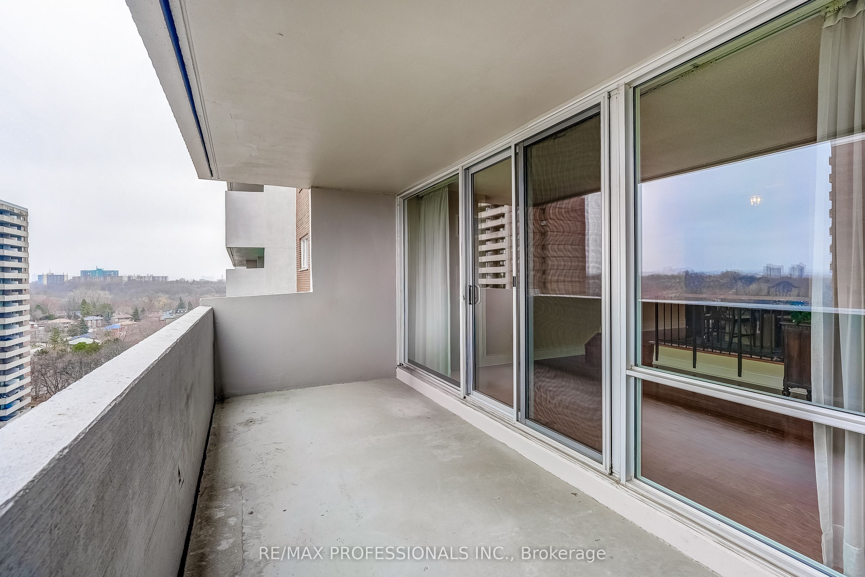 240 Scarlett Road 1405, Toronto, ON M6N 4X4