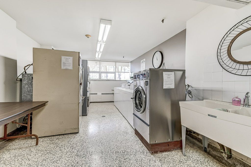 212 Kerr Street 404, Oakville, ON L6K 3B1