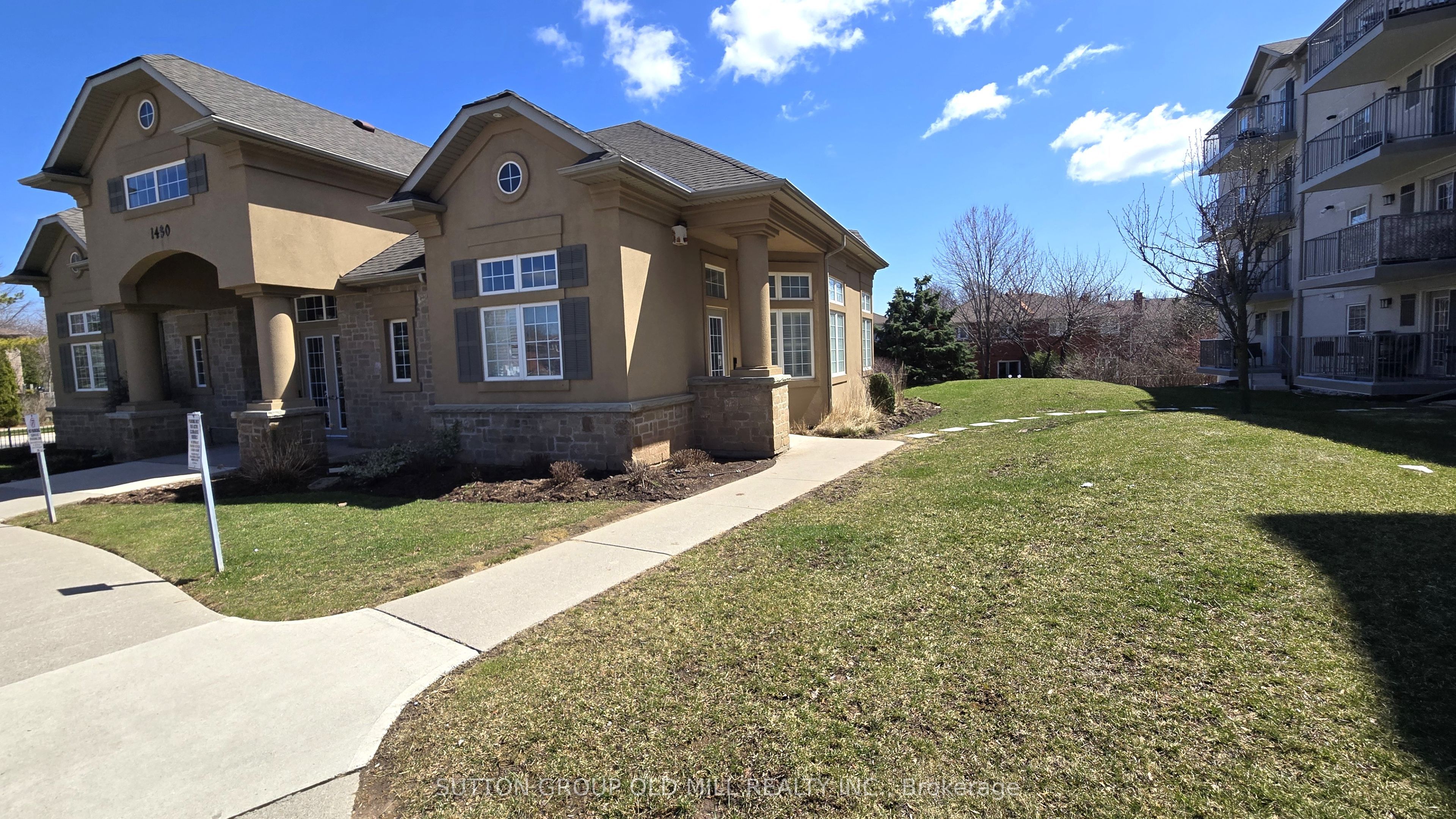 1470 Bishops Gate 208, Oakville, ON L6M 4N2
