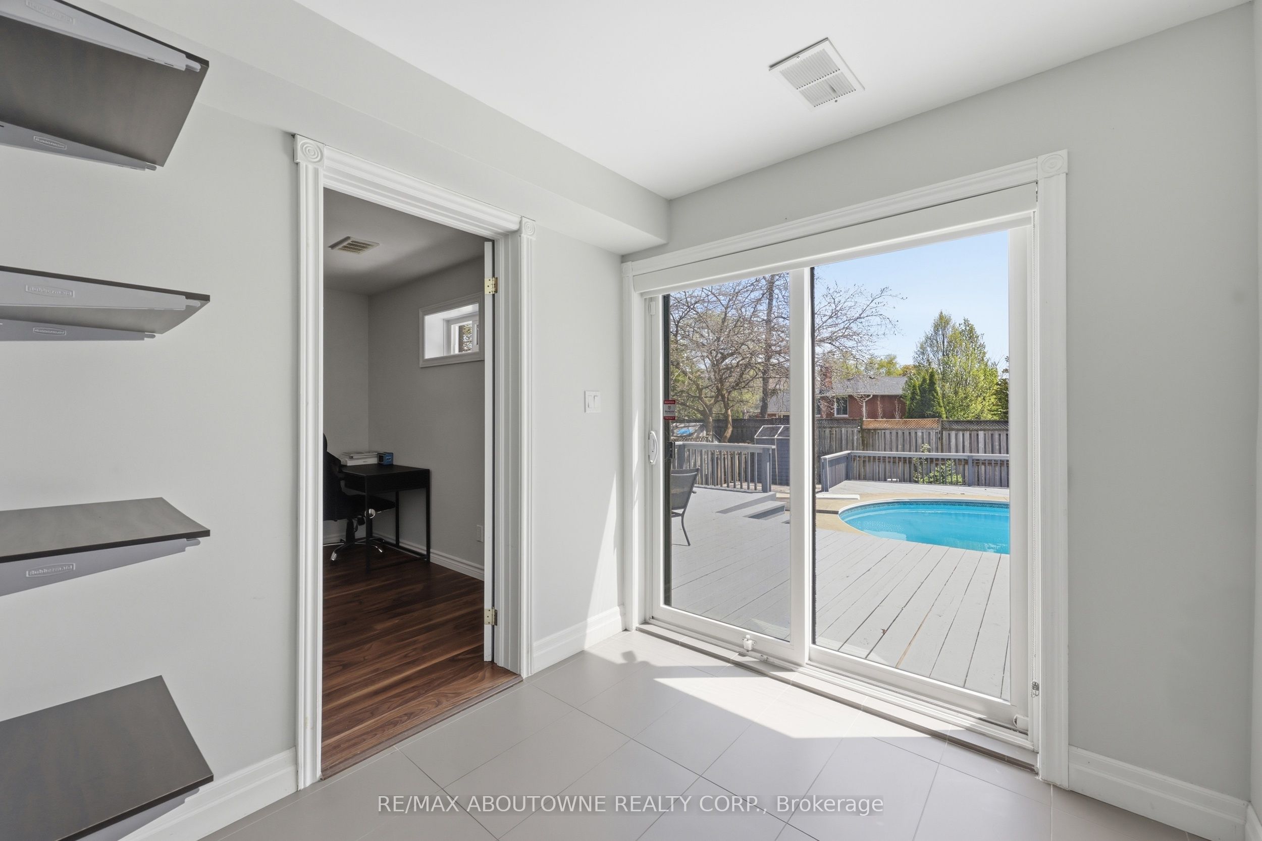 2122 Bridge Road, Oakville, ON L6L 2G1