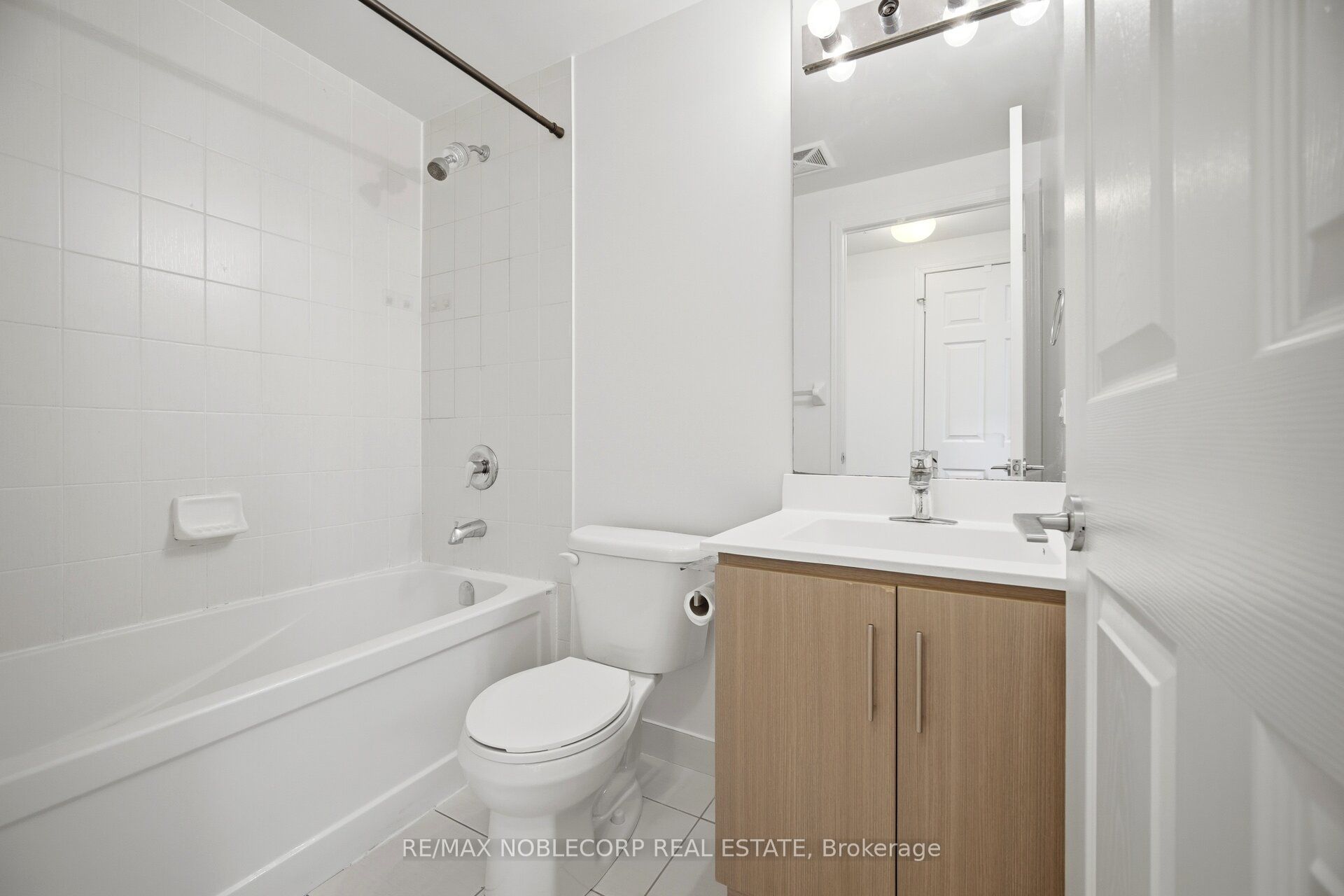 15 James Finlay Way 624, Toronto, ON M3M 0B3