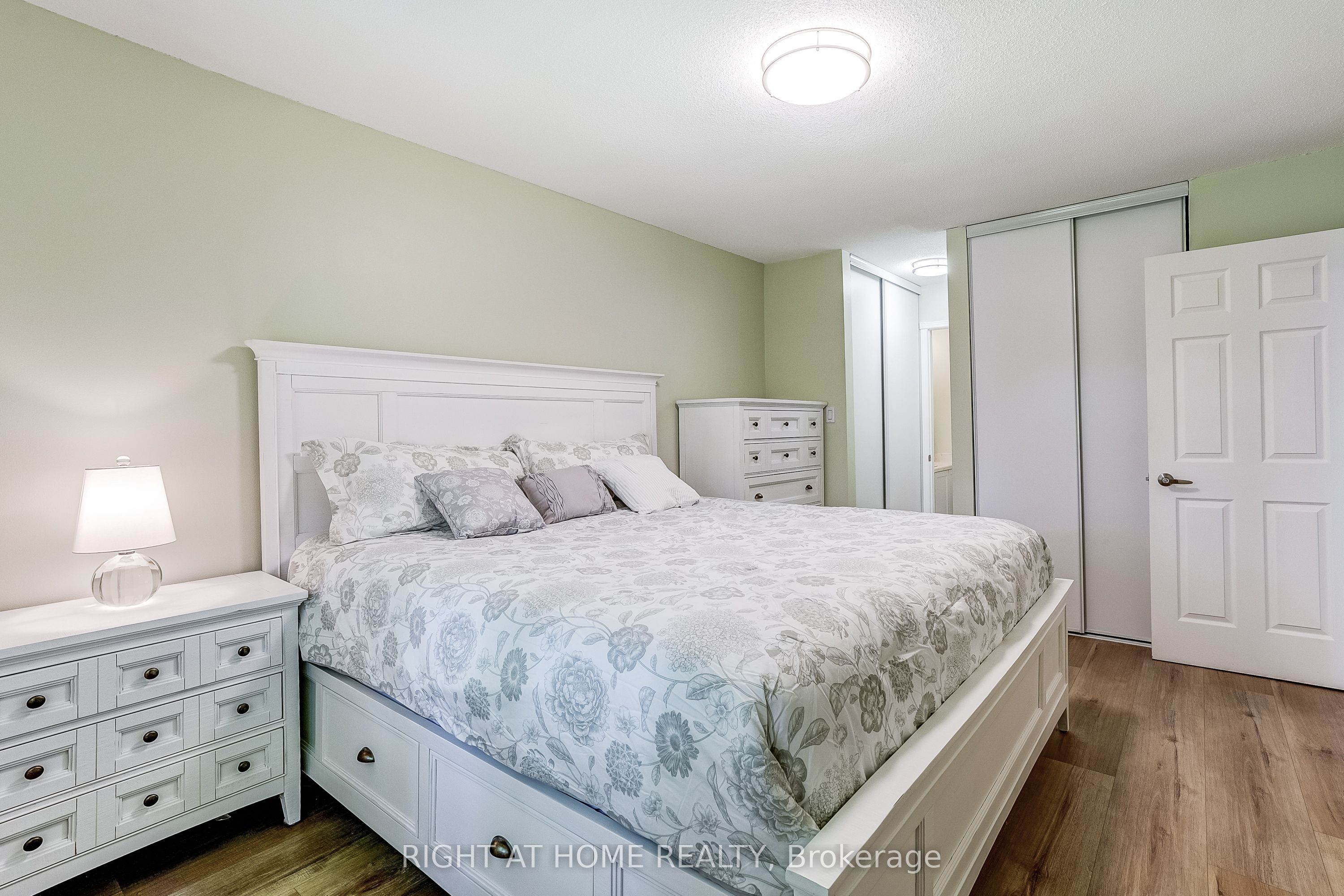 2120 Rathburn Road E 55, Mississauga, ON L4W 2S8