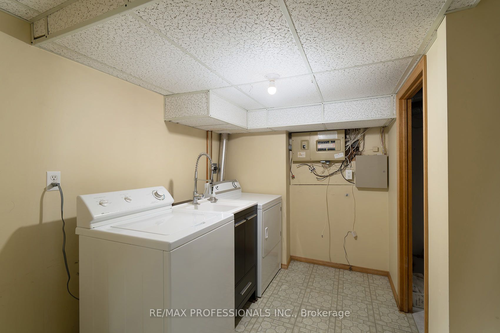 7 Tamarack Circle, Toronto, ON M9P 3T9