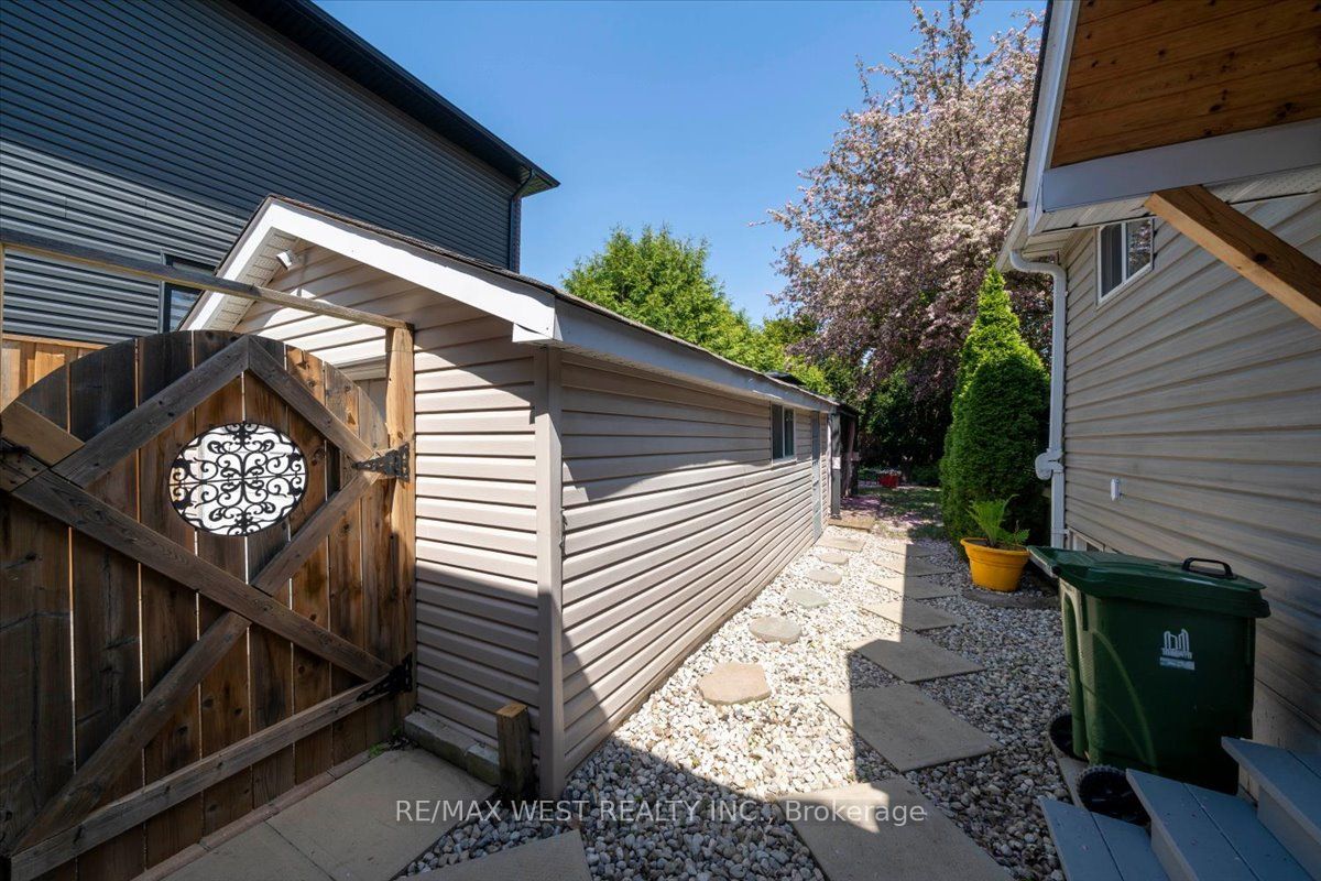 35 Gort Avenue, Toronto, ON M8W 3Y7