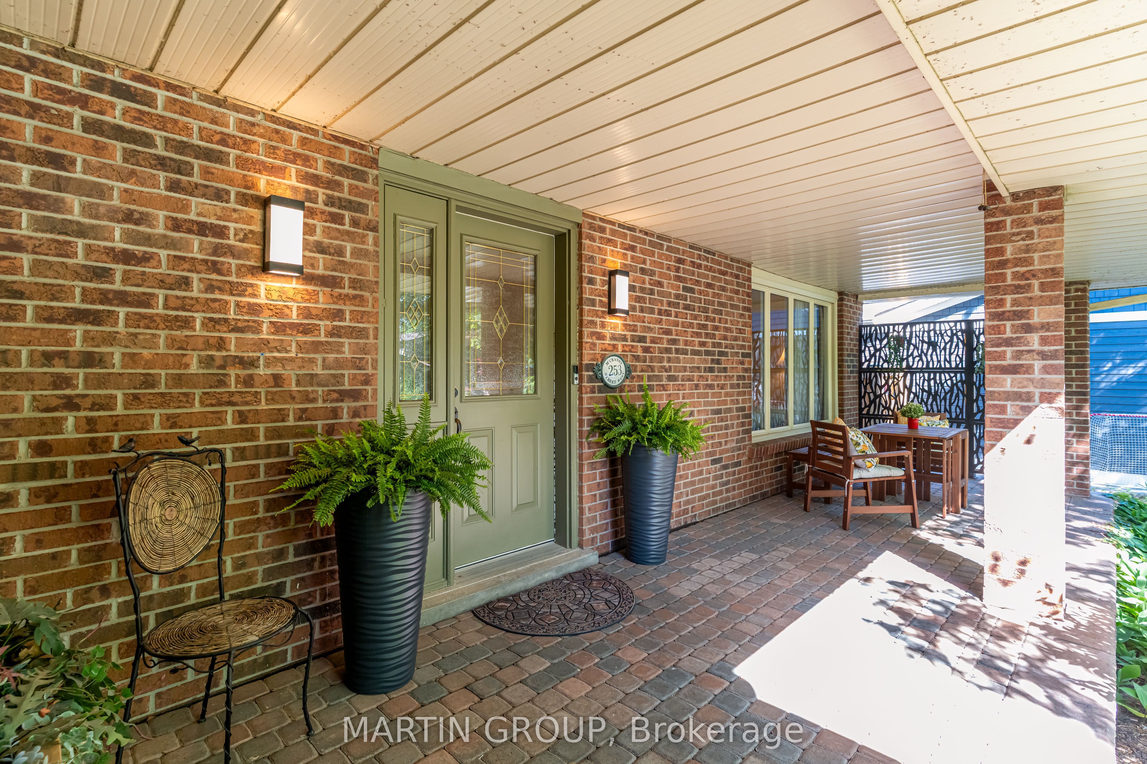 253 McCraney Street W, Oakville, ON L6H 3A9